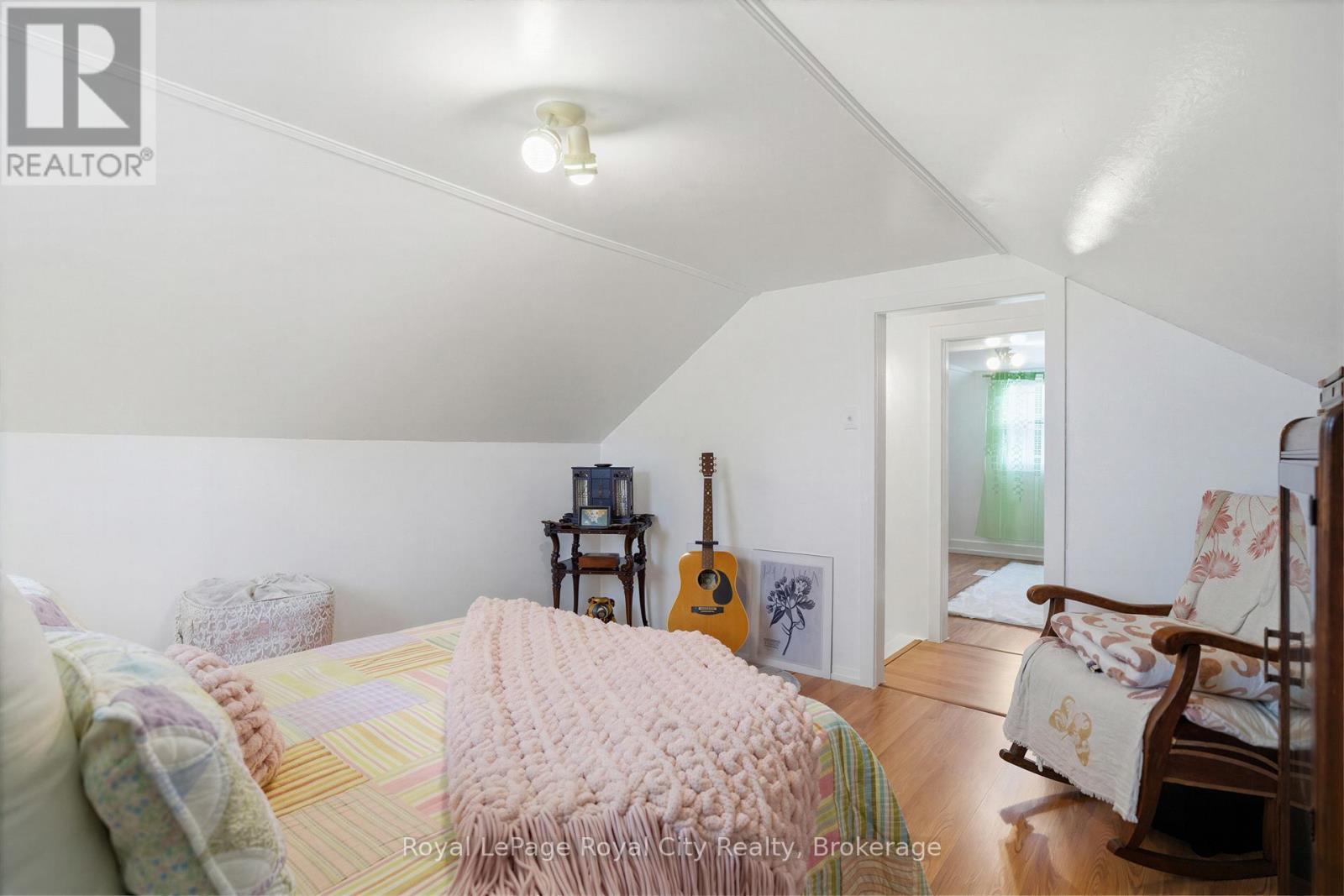 












513 SPEEDVALE AVENUE E

,
Guelph (Victoria North),




Ontario
N1E1P5

