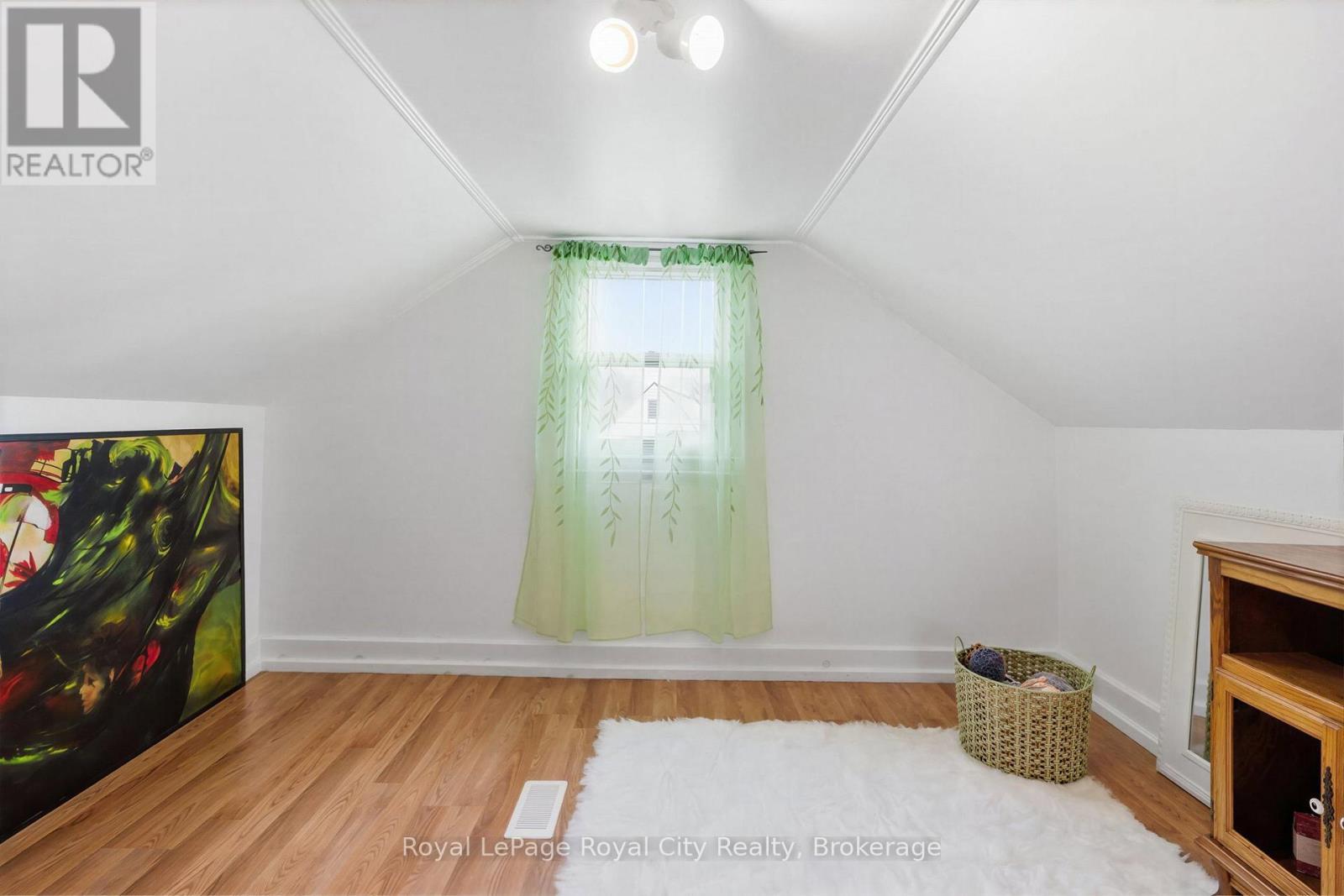 












513 SPEEDVALE AVENUE E

,
Guelph (Victoria North),




Ontario
N1E1P5

