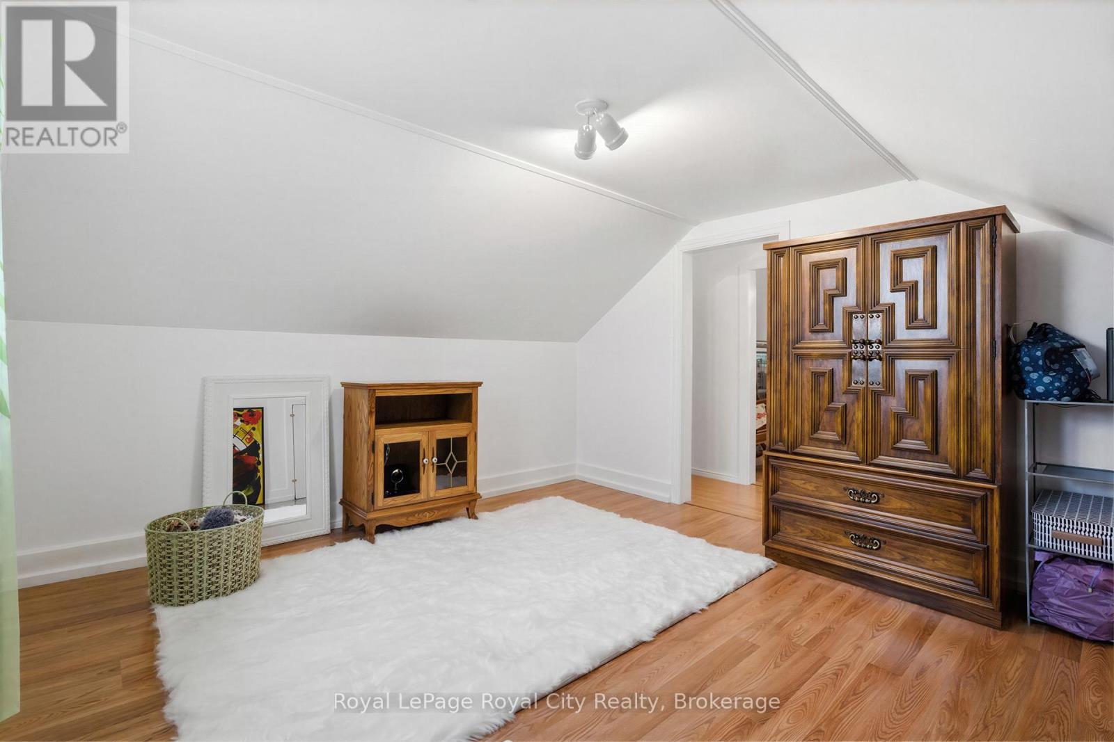 












513 SPEEDVALE AVENUE E

,
Guelph (Victoria North),




Ontario
N1E1P5


