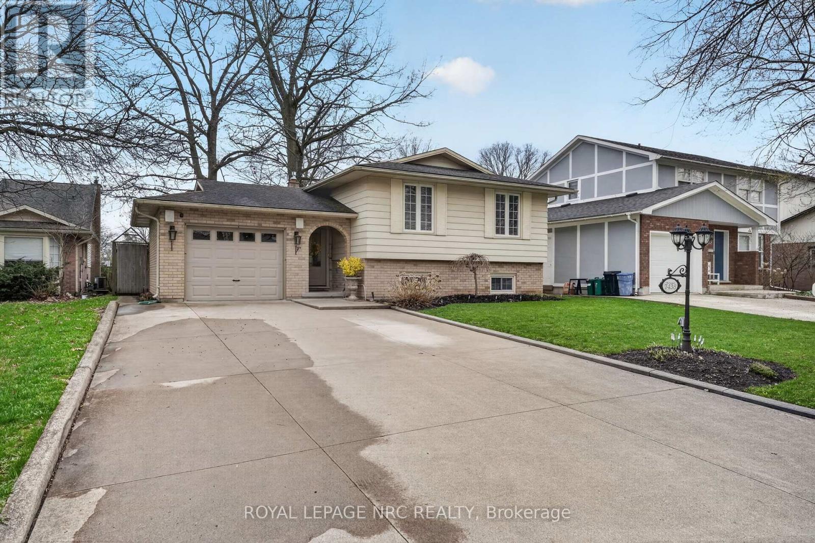 












7438 PETRULLO COURT

,
Niagara Falls (West Wood),




Ontario
L2H2K4

