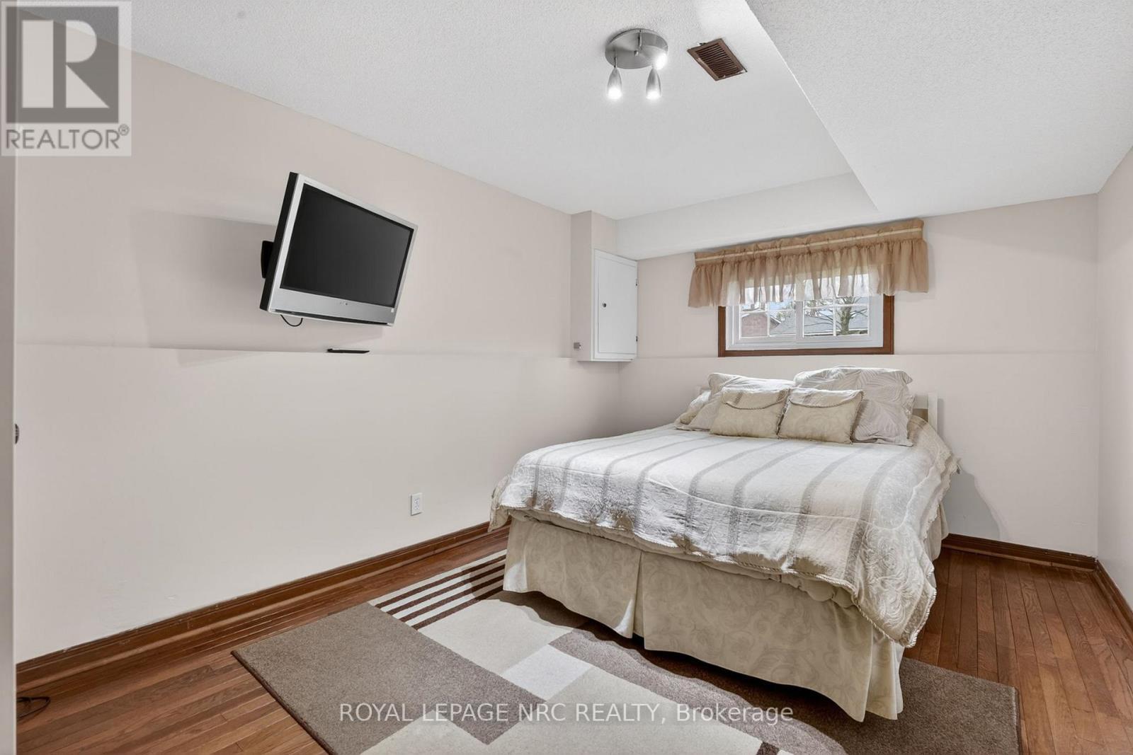 












7438 PETRULLO COURT

,
Niagara Falls (West Wood),




Ontario
L2H2K4


