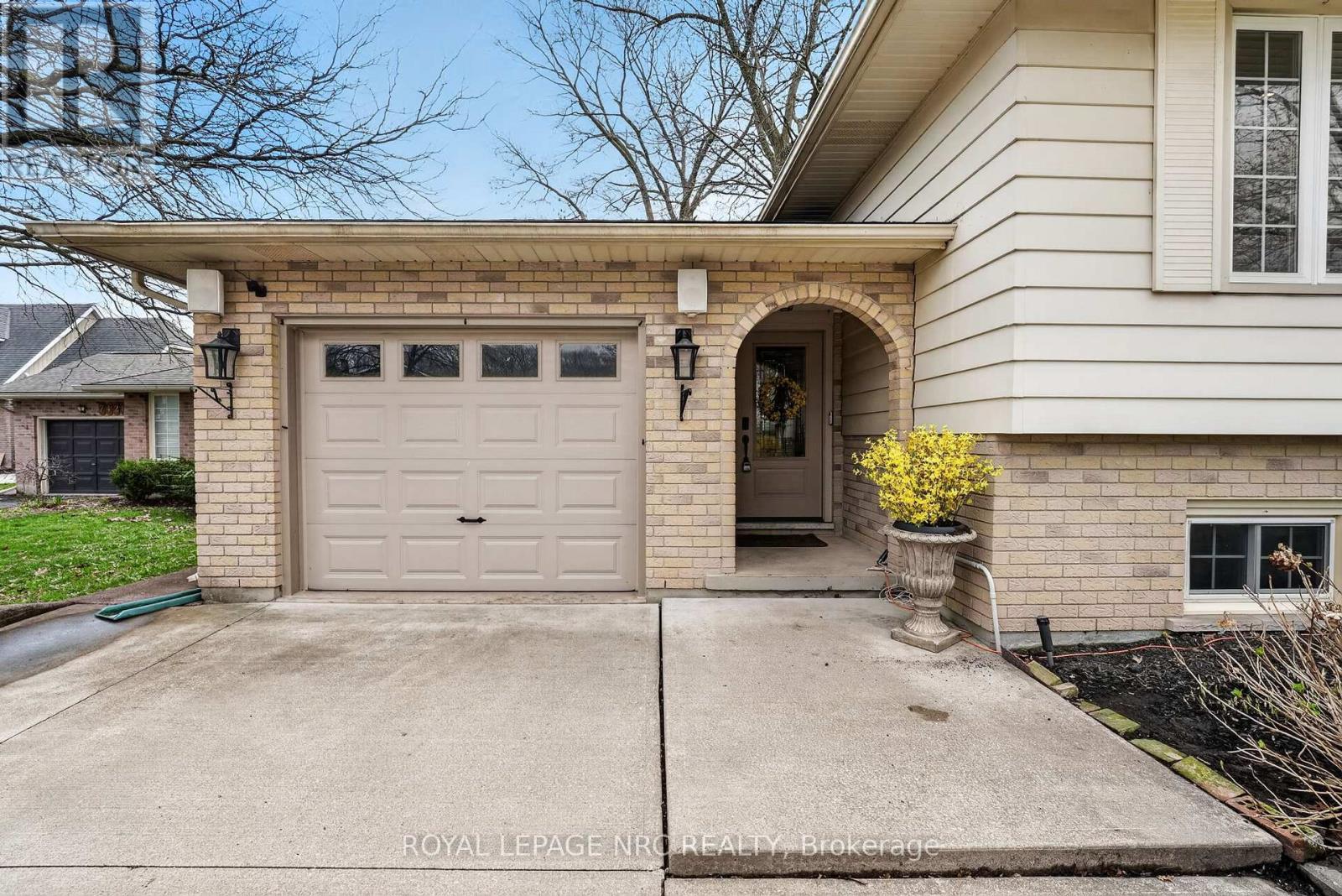 












7438 PETRULLO COURT

,
Niagara Falls (West Wood),




Ontario
L2H2K4


