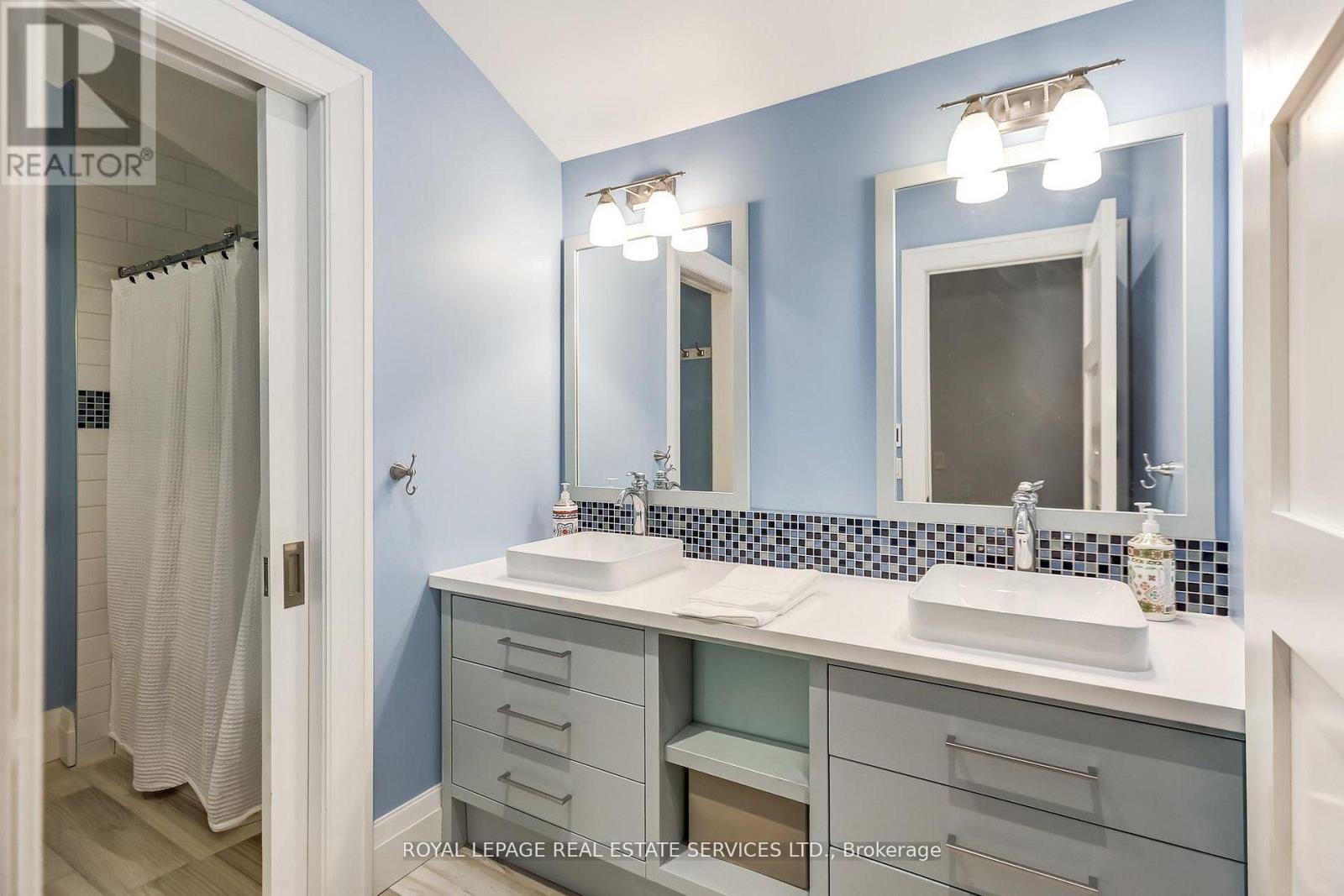 












34 LAMBETH ROAD

,
Toronto,




Ontario
M9A2Y7

