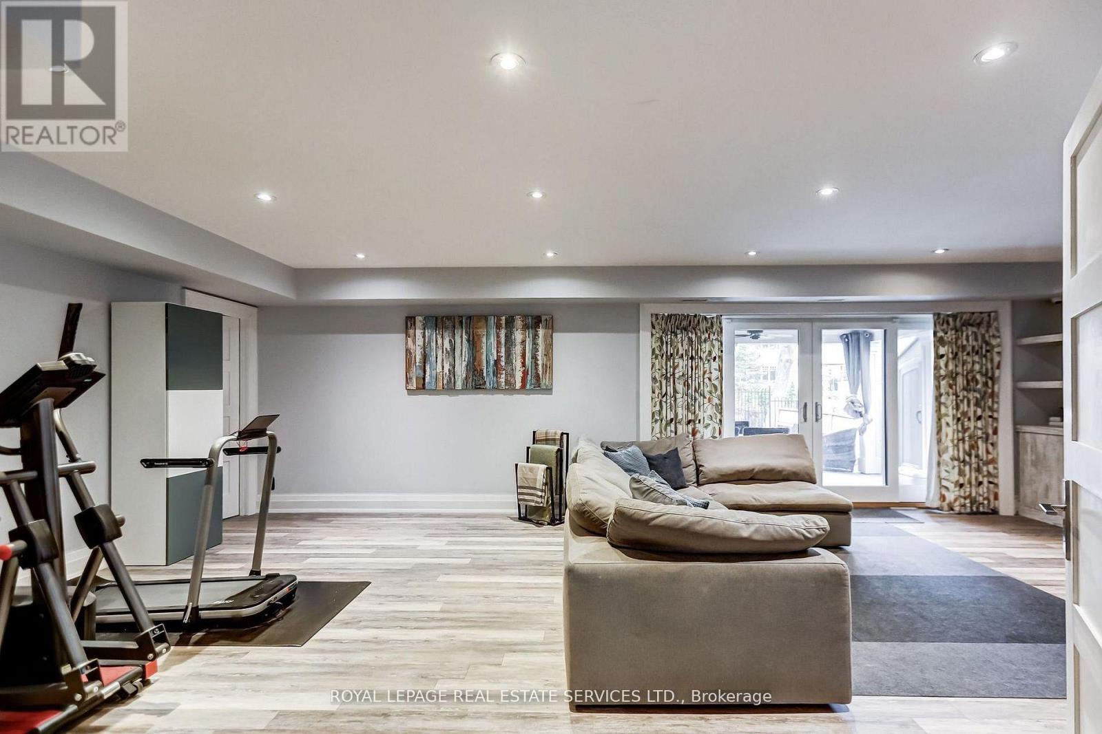 












34 LAMBETH ROAD

,
Toronto,




Ontario
M9A2Y7

