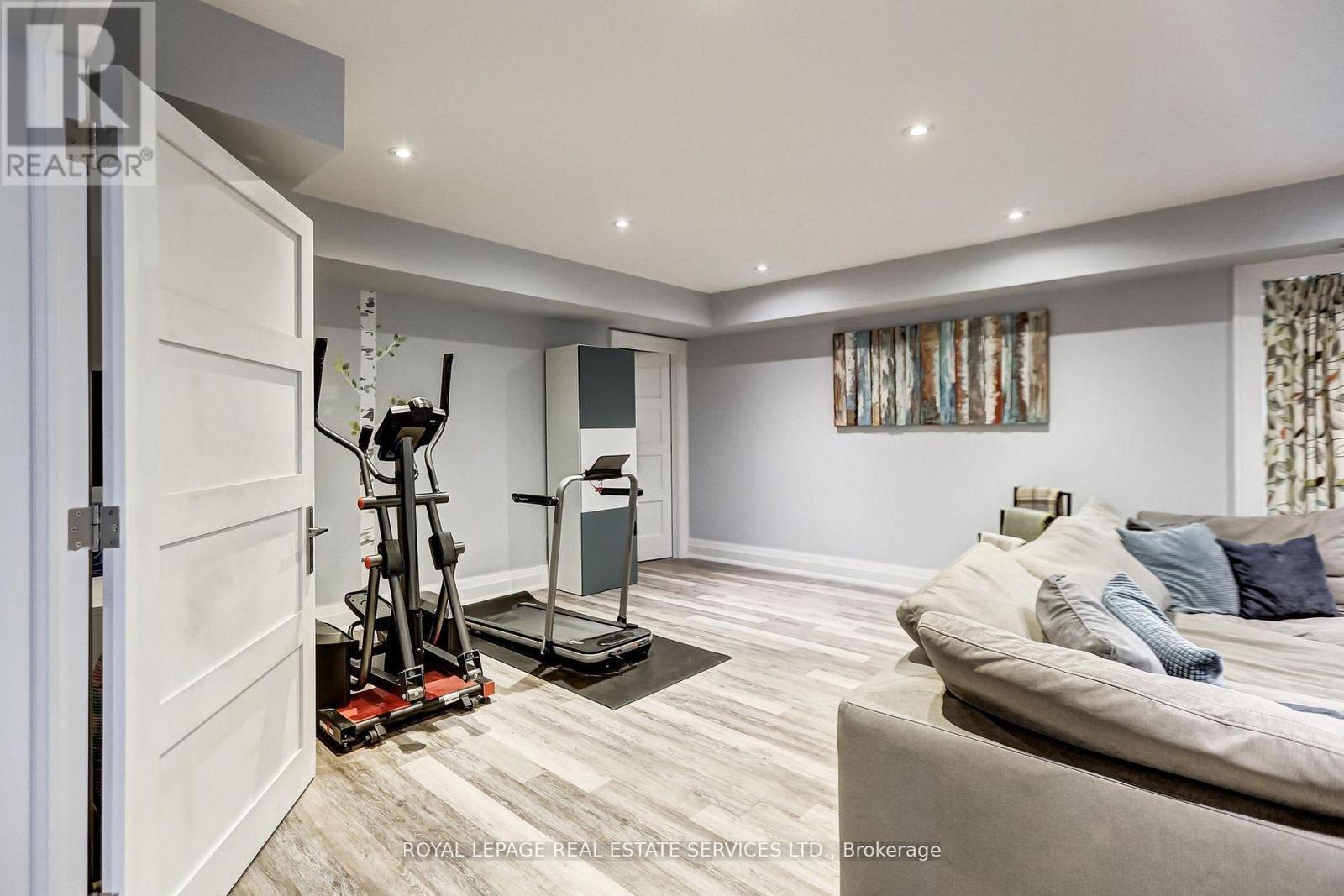 












34 LAMBETH ROAD

,
Toronto,




Ontario
M9A2Y7

