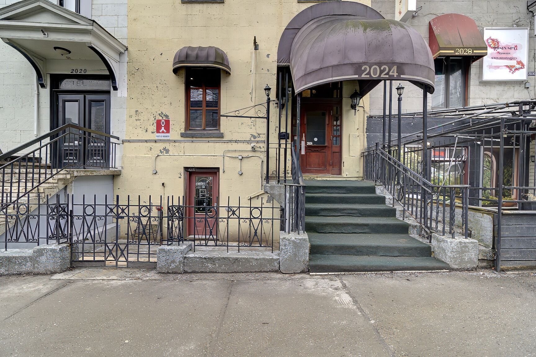 









2024


Rue St-Denis

,
Montréal (Ville-Marie),




QC
H2X3K8

