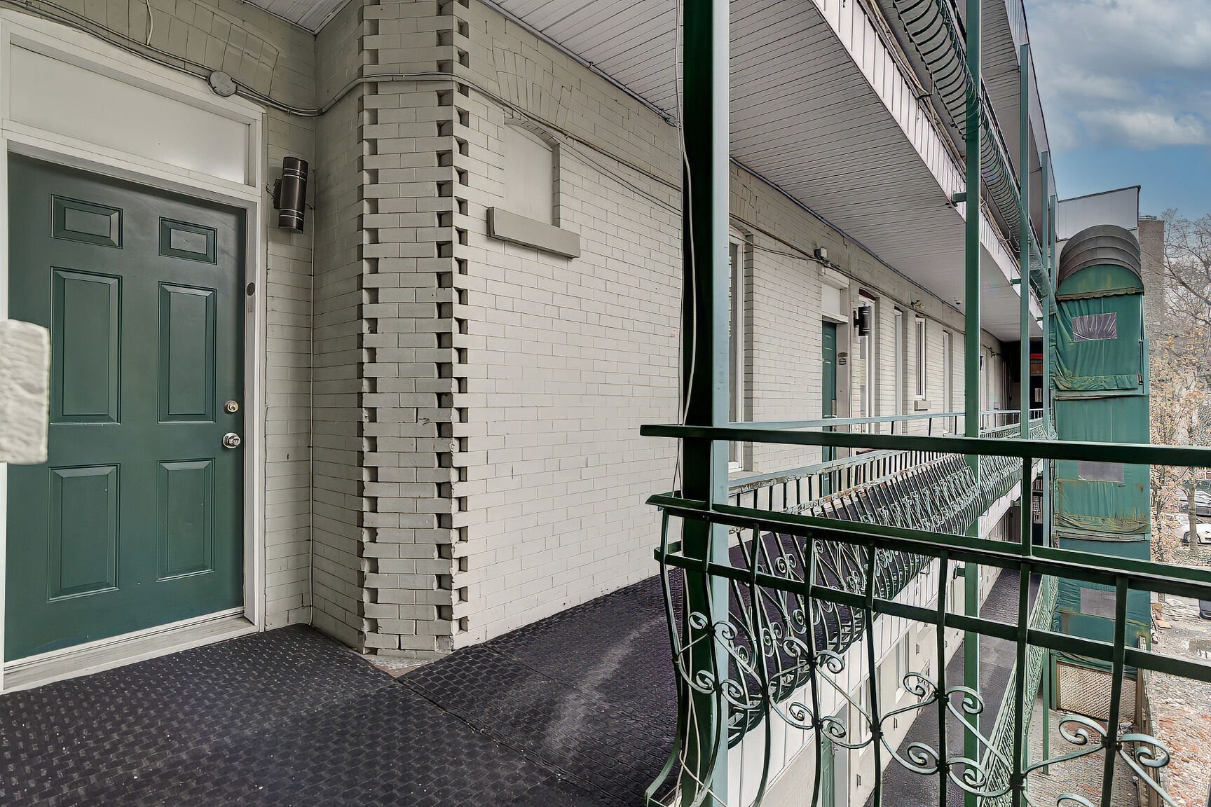 









2024


Rue St-Denis

,
Montréal (Ville-Marie),




QC
H2X3K8

