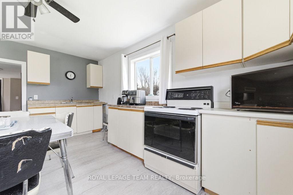 












5242 MURPHY ROAD

,
Greater Madawaska,




Ontario
K0J1H0

