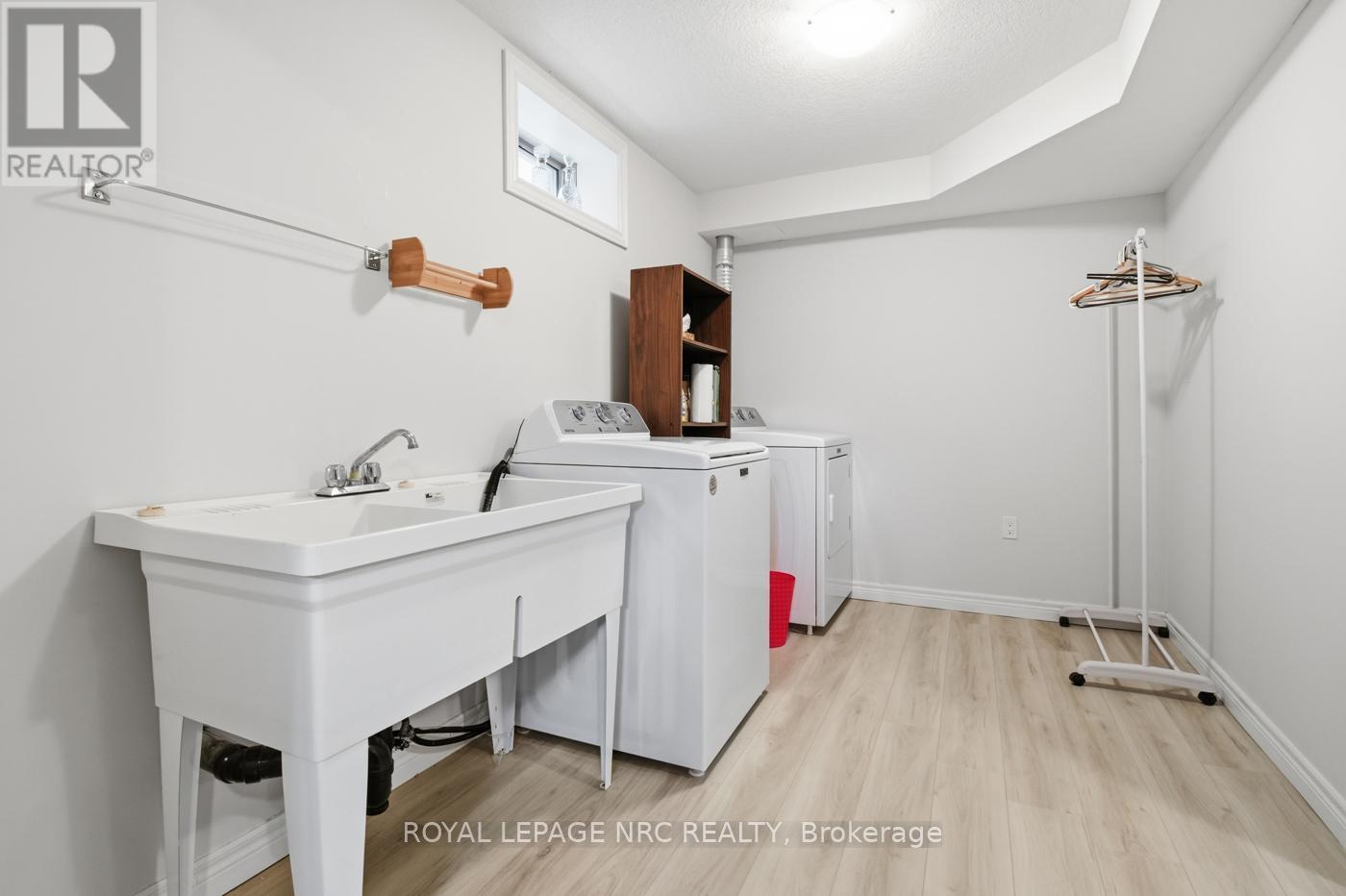 












633 WINSTON ROAD

,
Grimsby (Grimsby Beach),




Ontario
L3M0H4

