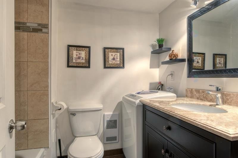 









1055


Rue St-Mathieu

, 241,
Montréal (Ville-Marie),




QC
H3H2S3

