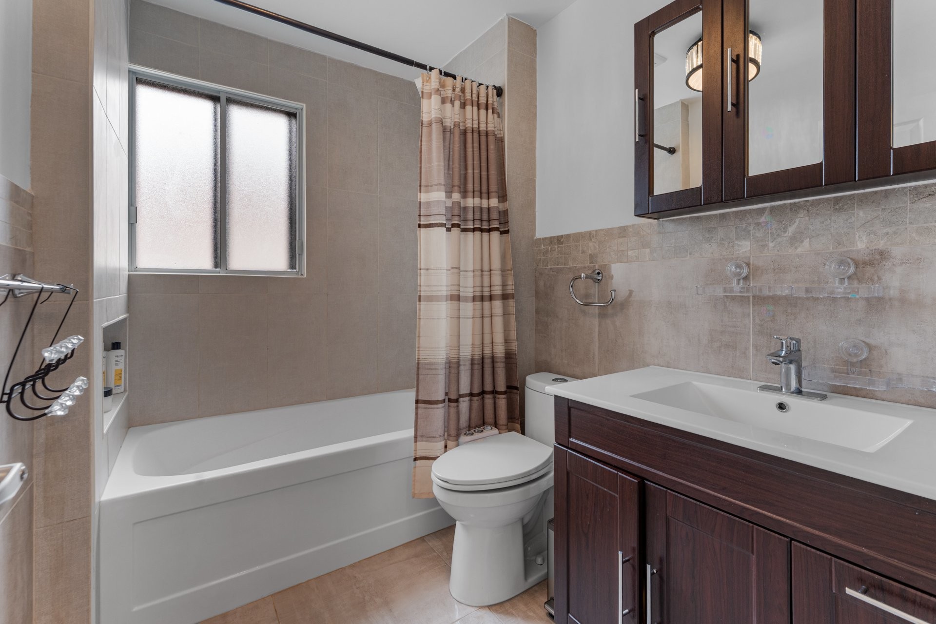 









225


Rue de Montreux

,
Laval (Vimont),




QC
H7K2W1

