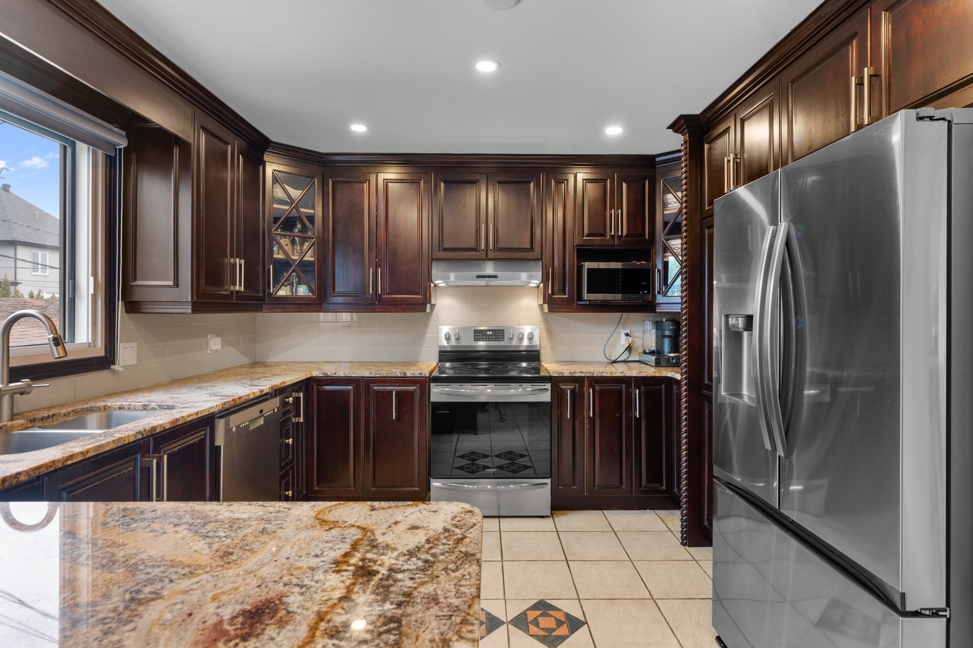 









225


Rue de Montreux

,
Laval (Vimont),




QC
H7K2W1


