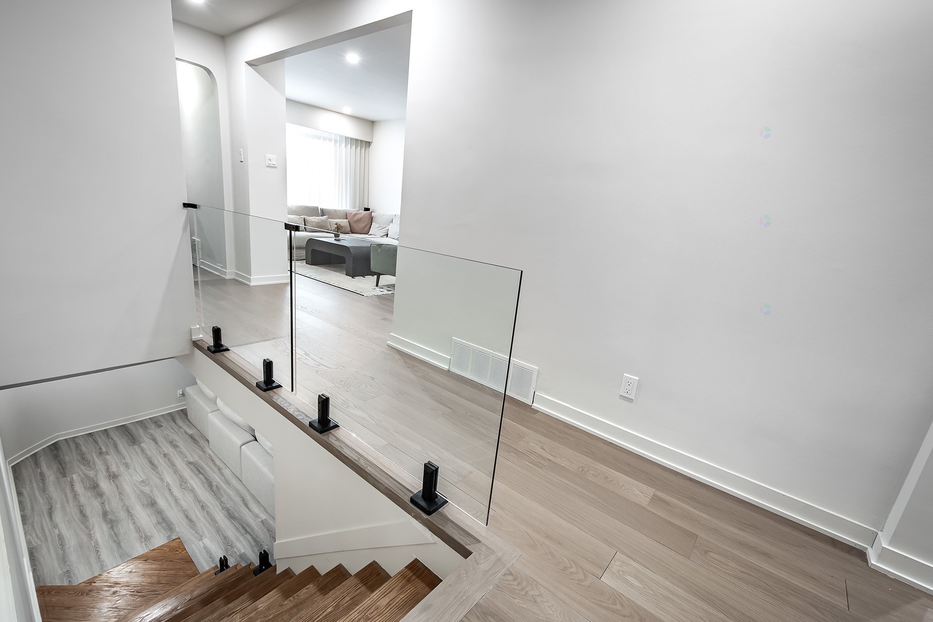 









5758


Av. Wolseley

,
Côte-Saint-Luc,




QC
H4W2L7

