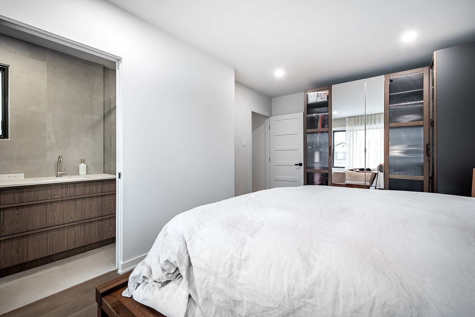 









5758


Av. Wolseley

,
Côte-Saint-Luc,




QC
H4W2L7

