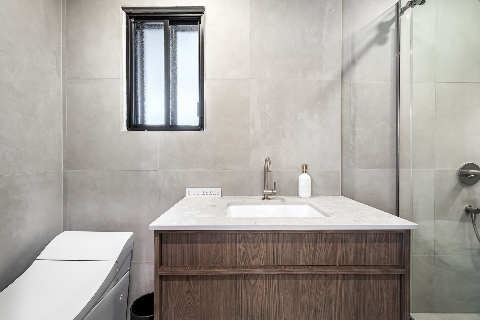 









5758


Av. Wolseley

,
Côte-Saint-Luc,




QC
H4W2L7

