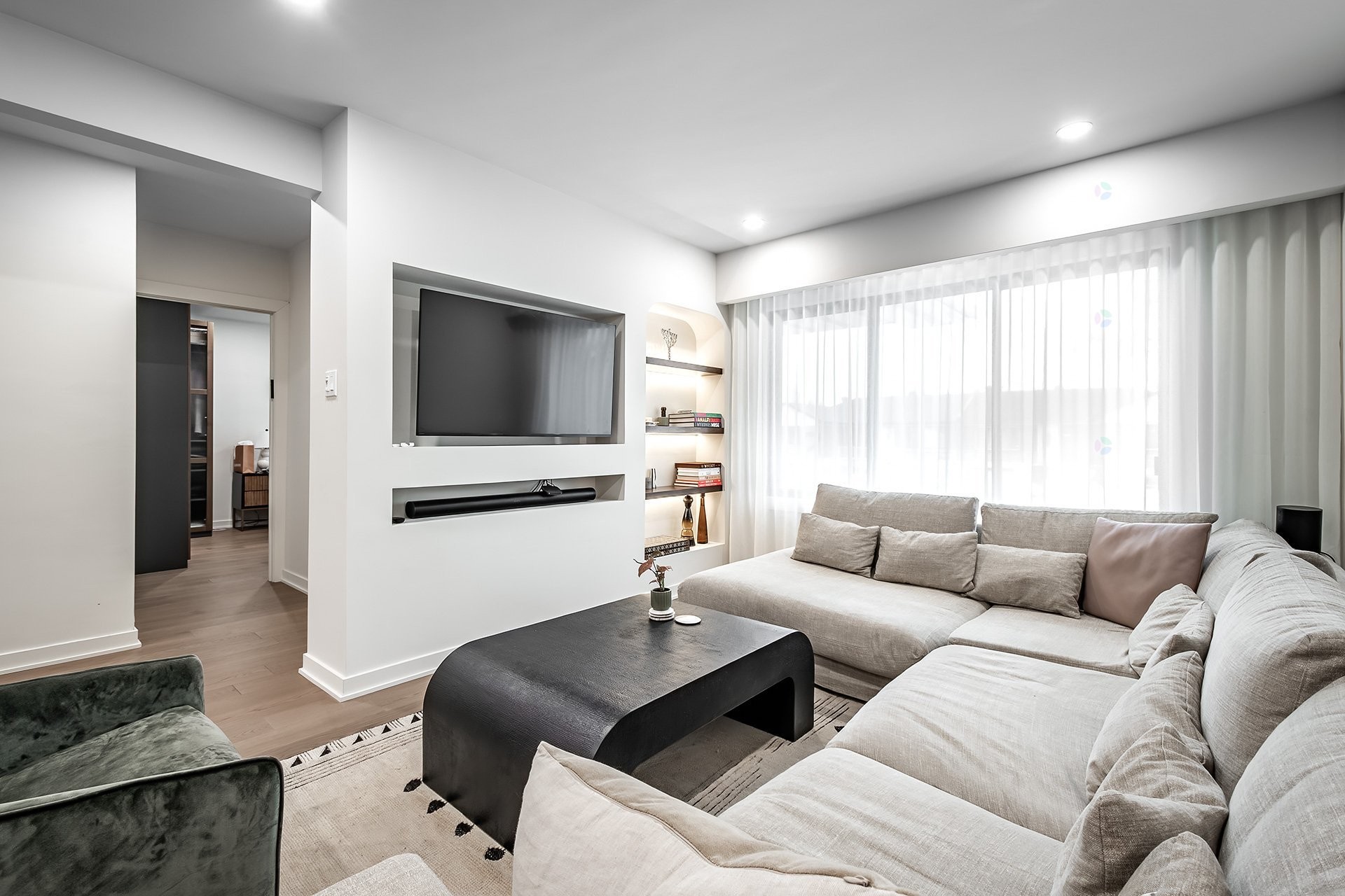 









5758


Av. Wolseley

,
Côte-Saint-Luc,




QC
H4W2L7

