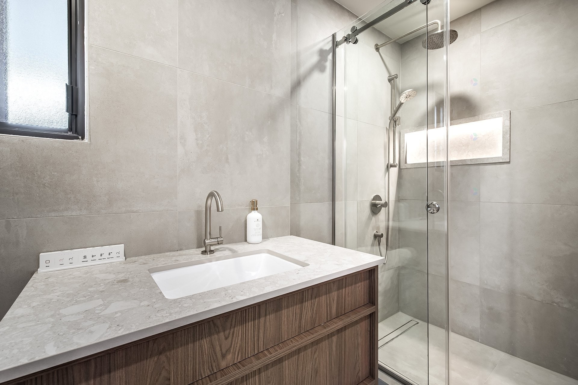 









5758


Av. Wolseley

,
Côte-Saint-Luc,




QC
H4W2L7

