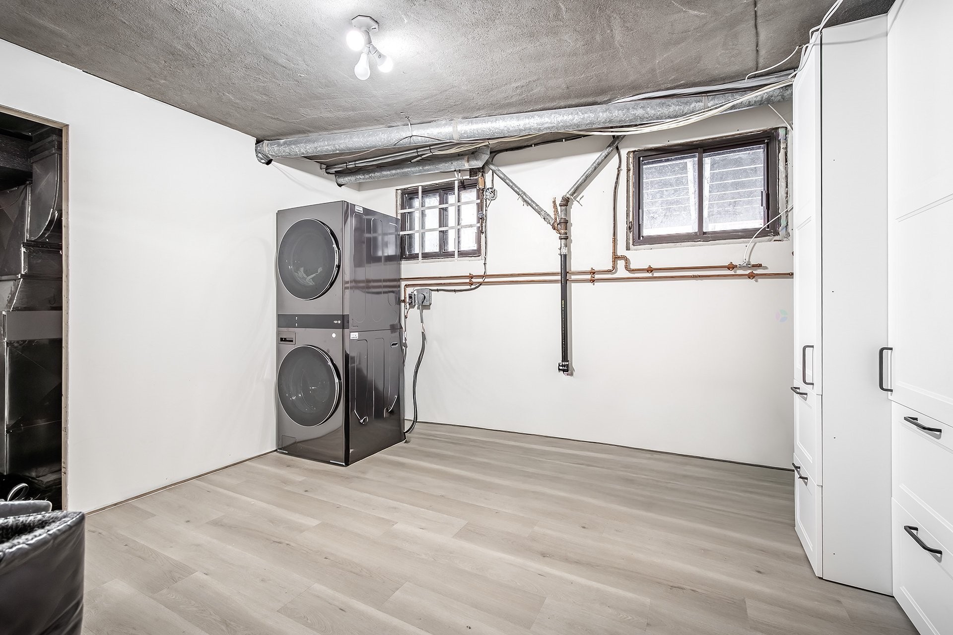 









5758


Av. Wolseley

,
Côte-Saint-Luc,




QC
H4W2L7

