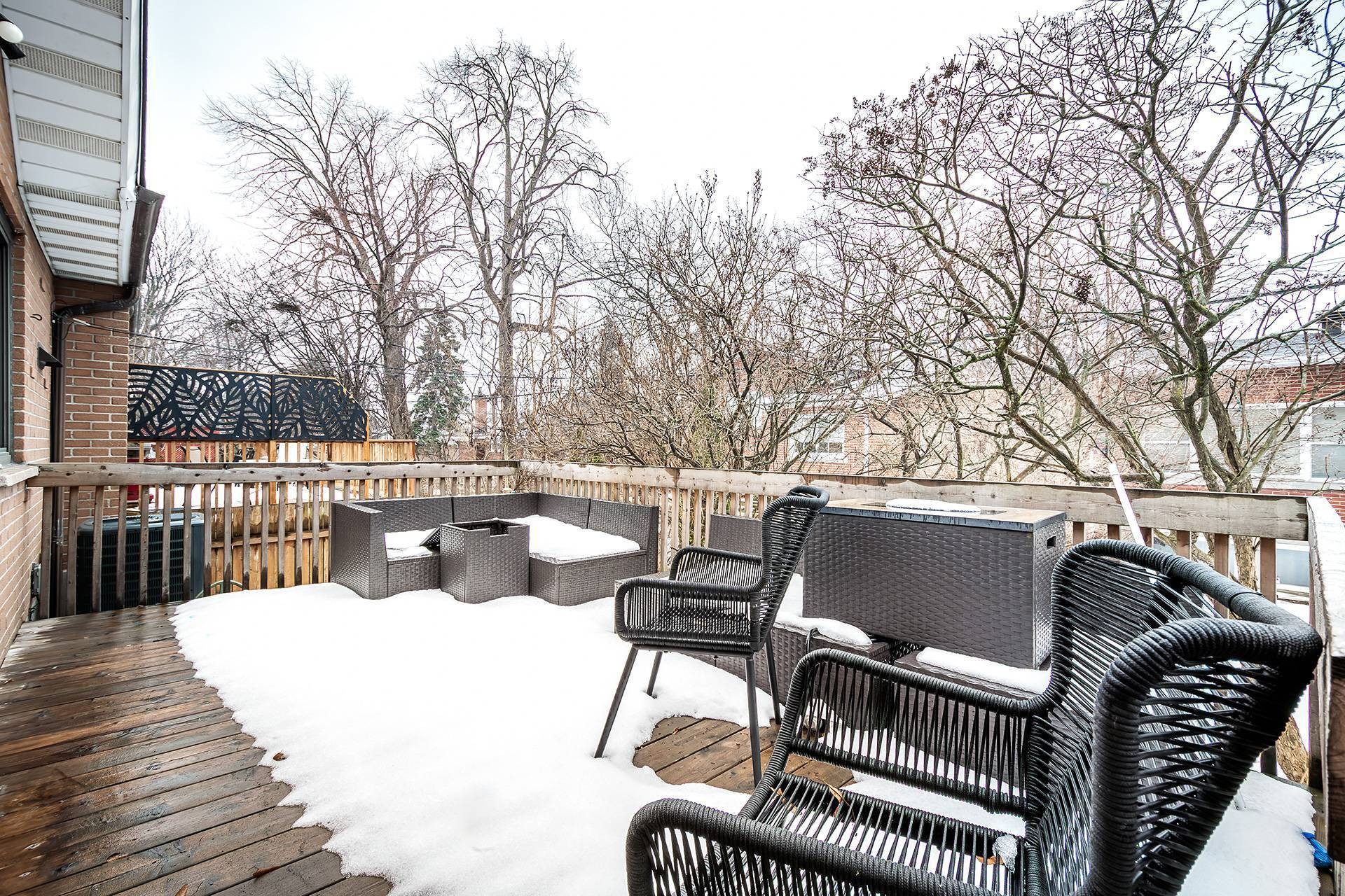 









5758


Av. Wolseley

,
Côte-Saint-Luc,




QC
H4W2L7

