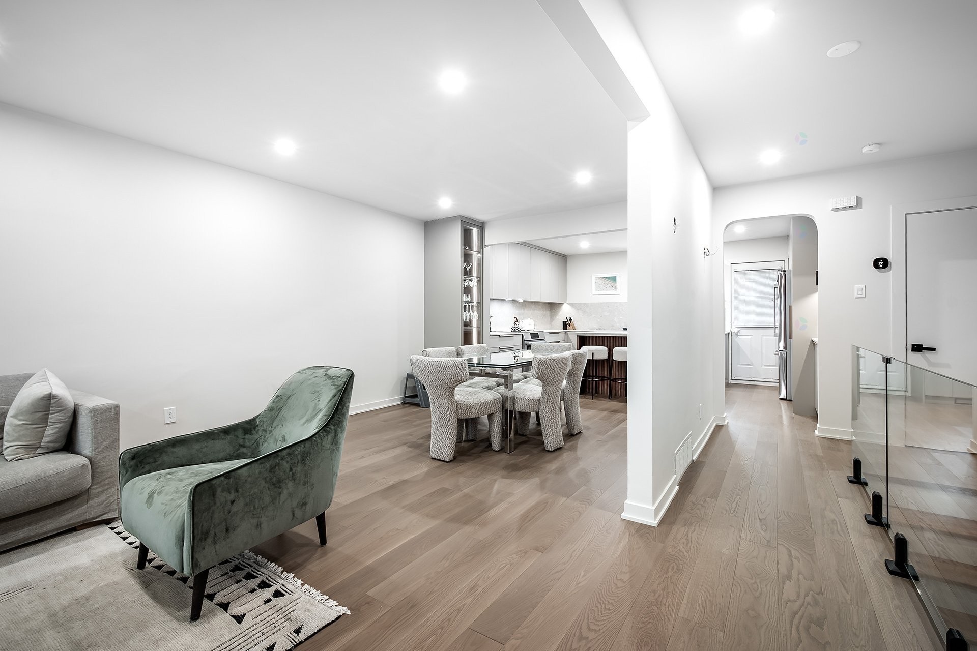 









5758


Av. Wolseley

,
Côte-Saint-Luc,




QC
H4W2L7

