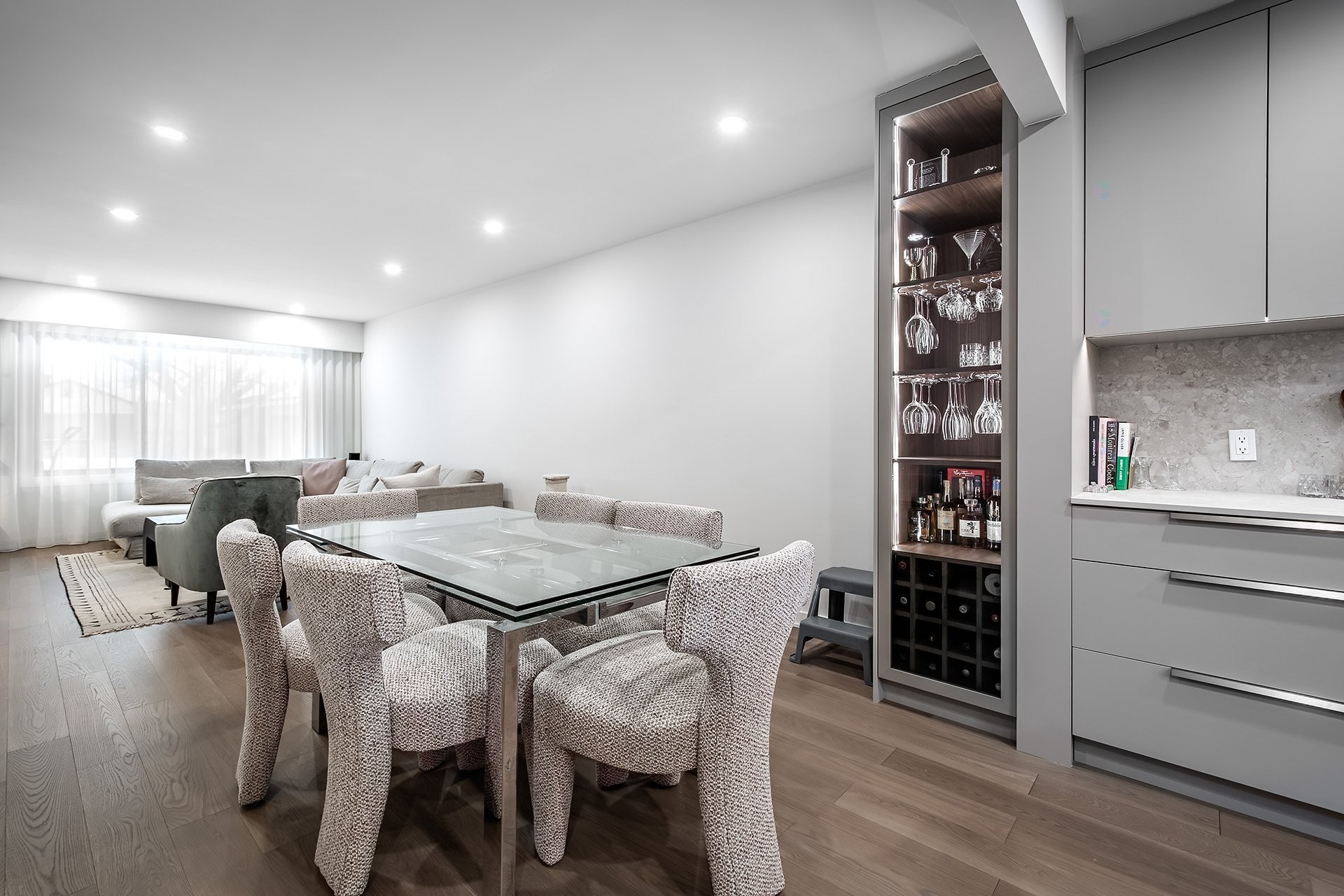 









5758


Av. Wolseley

,
Côte-Saint-Luc,




QC
H4W2L7

