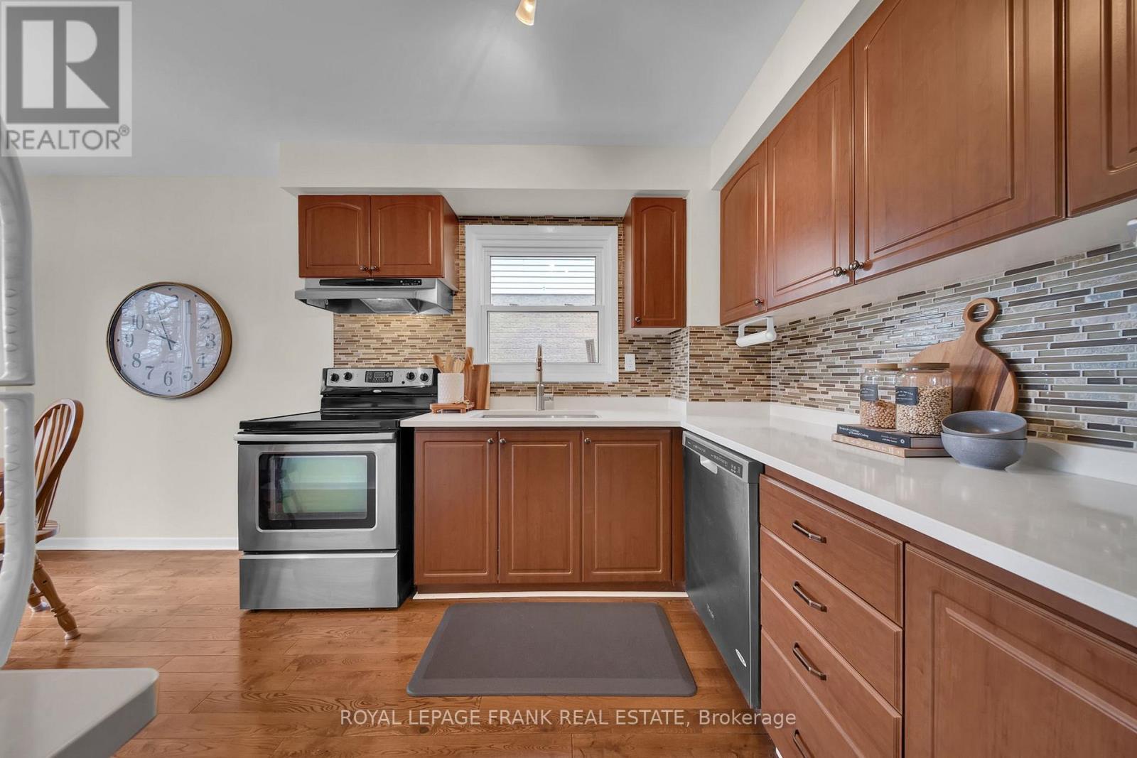 












76 CORNWALL DRIVE

,
Ajax (Central),




Ontario
L1T3E9

