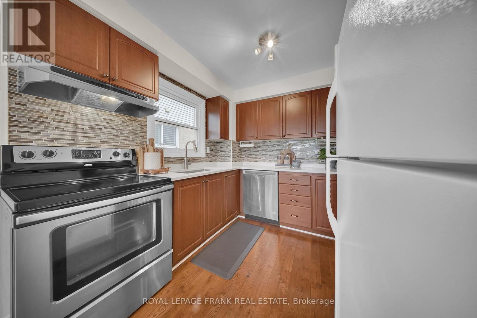












76 CORNWALL DRIVE

,
Ajax (Central),




Ontario
L1T3E9

