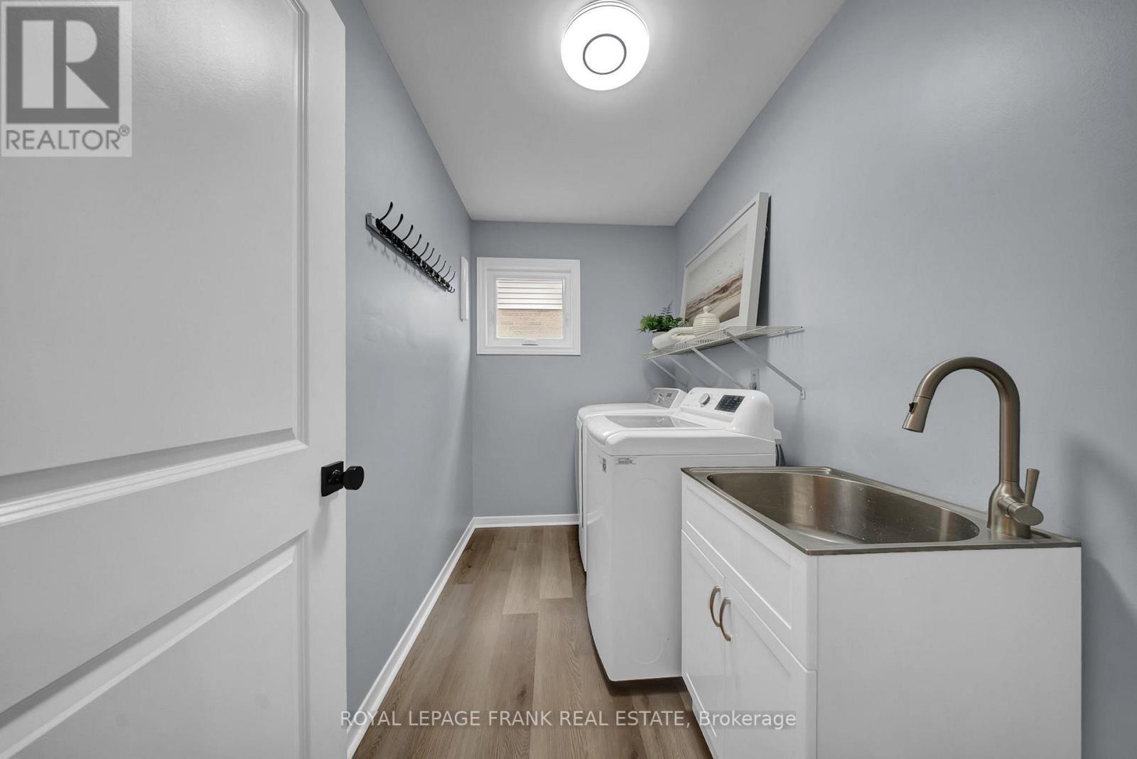 












76 CORNWALL DRIVE

,
Ajax (Central),




Ontario
L1T3E9

