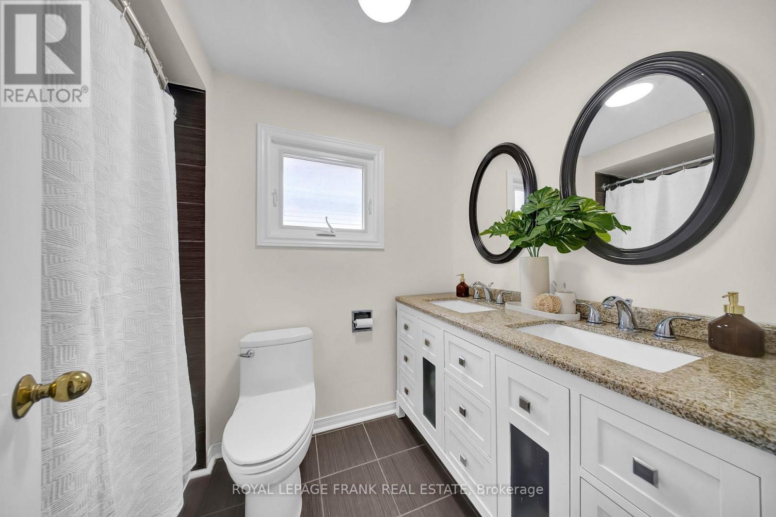 












76 CORNWALL DRIVE

,
Ajax (Central),




Ontario
L1T3E9

