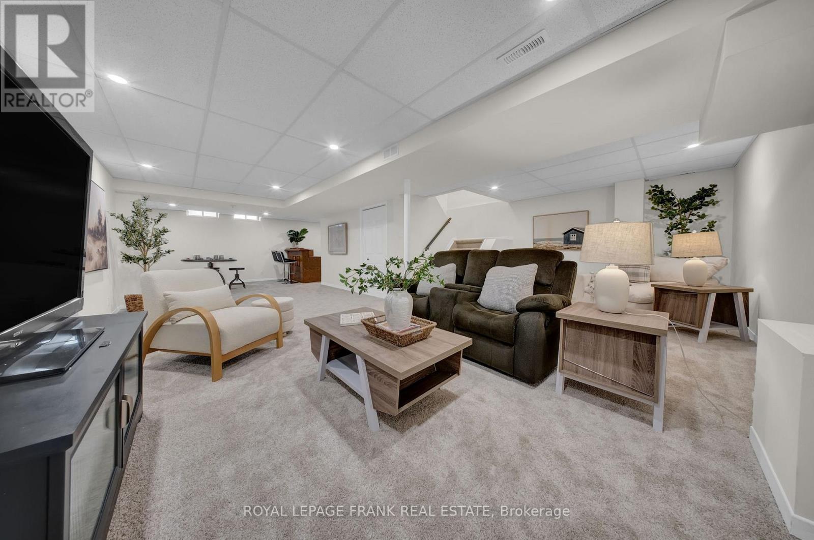 












76 CORNWALL DRIVE

,
Ajax (Central),




Ontario
L1T3E9

