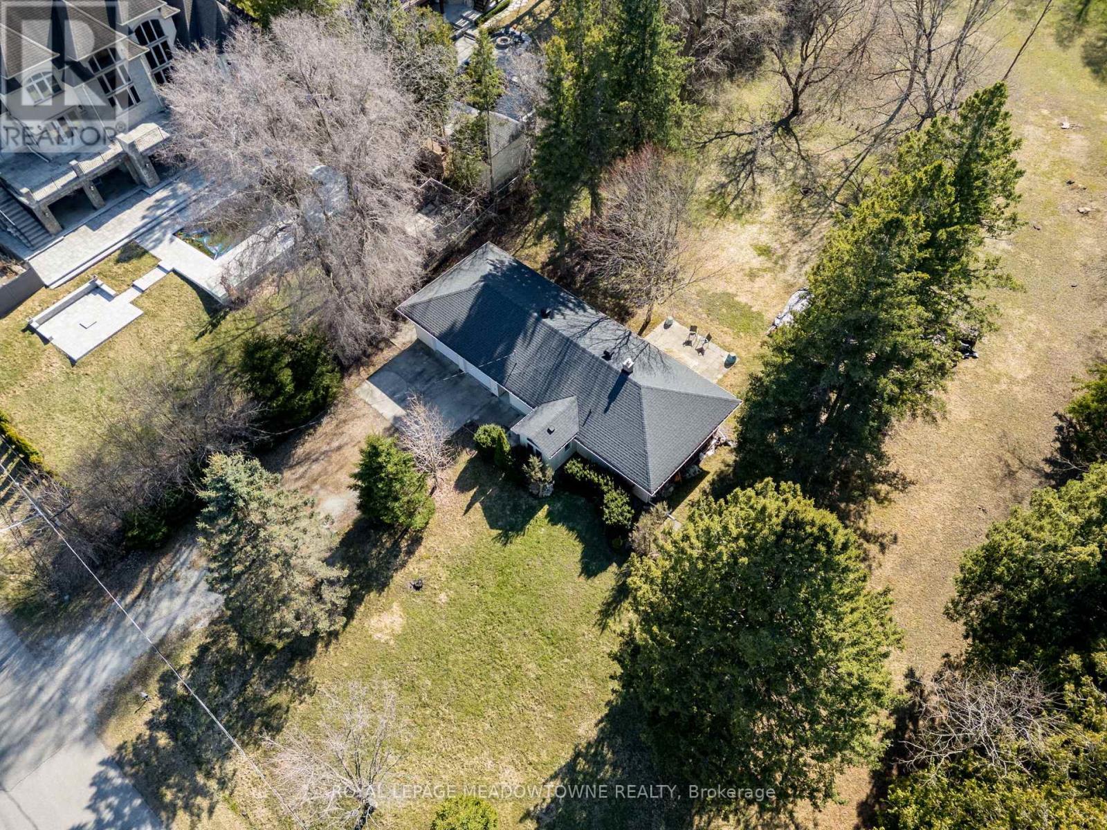 












208 MARTIN STREET

,
King,




Ontario
L7B1J5

