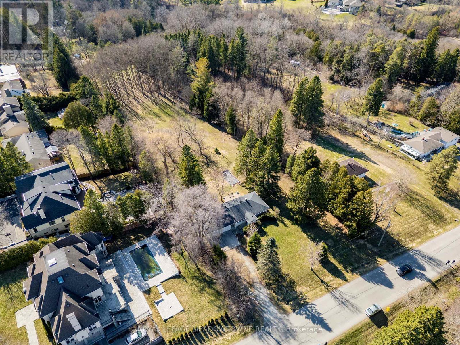 












208 MARTIN STREET

,
King,




Ontario
L7B1J5

