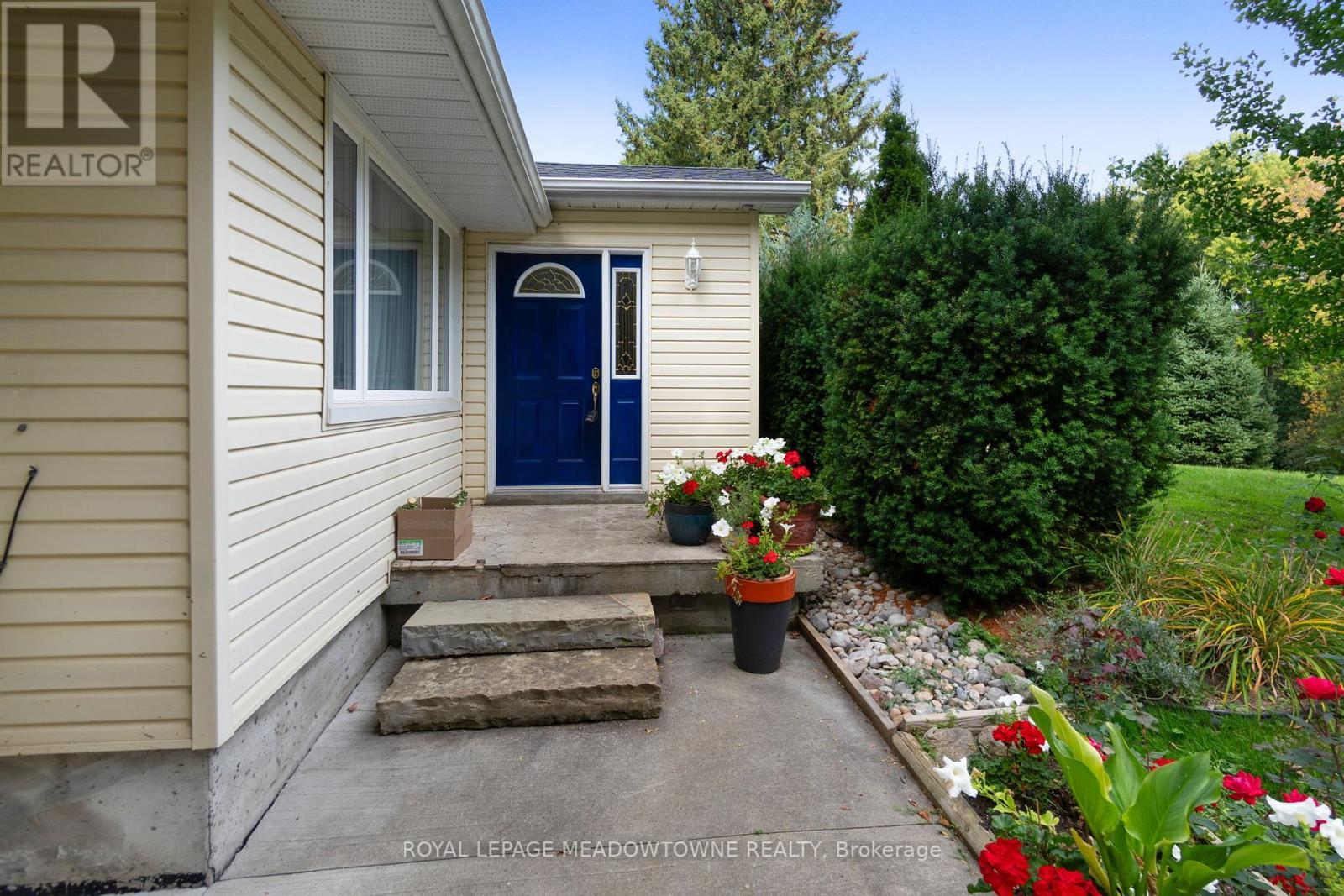 












208 MARTIN STREET

,
King,




Ontario
L7B1J5

