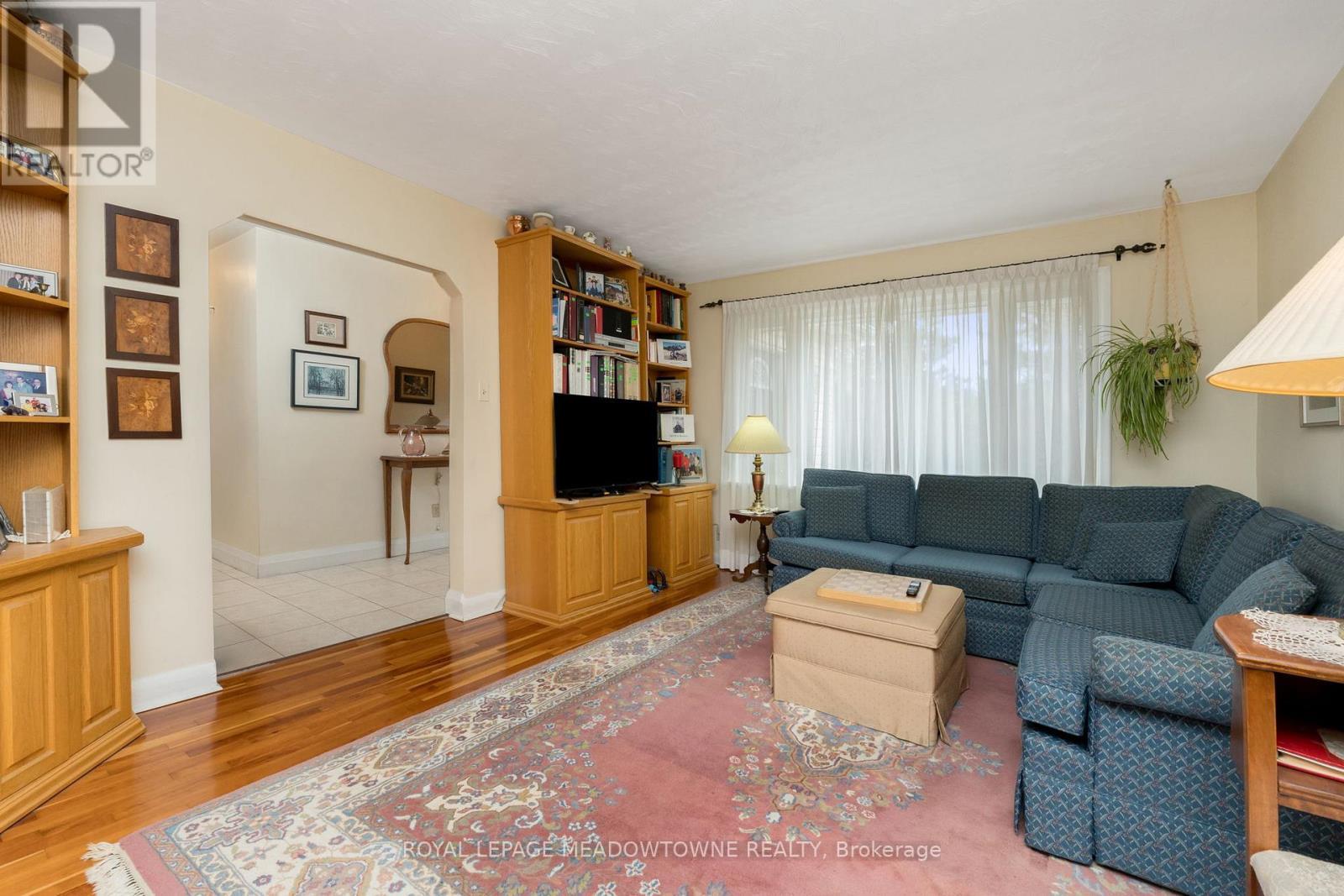 












208 MARTIN STREET

,
King,




Ontario
L7B1J5

