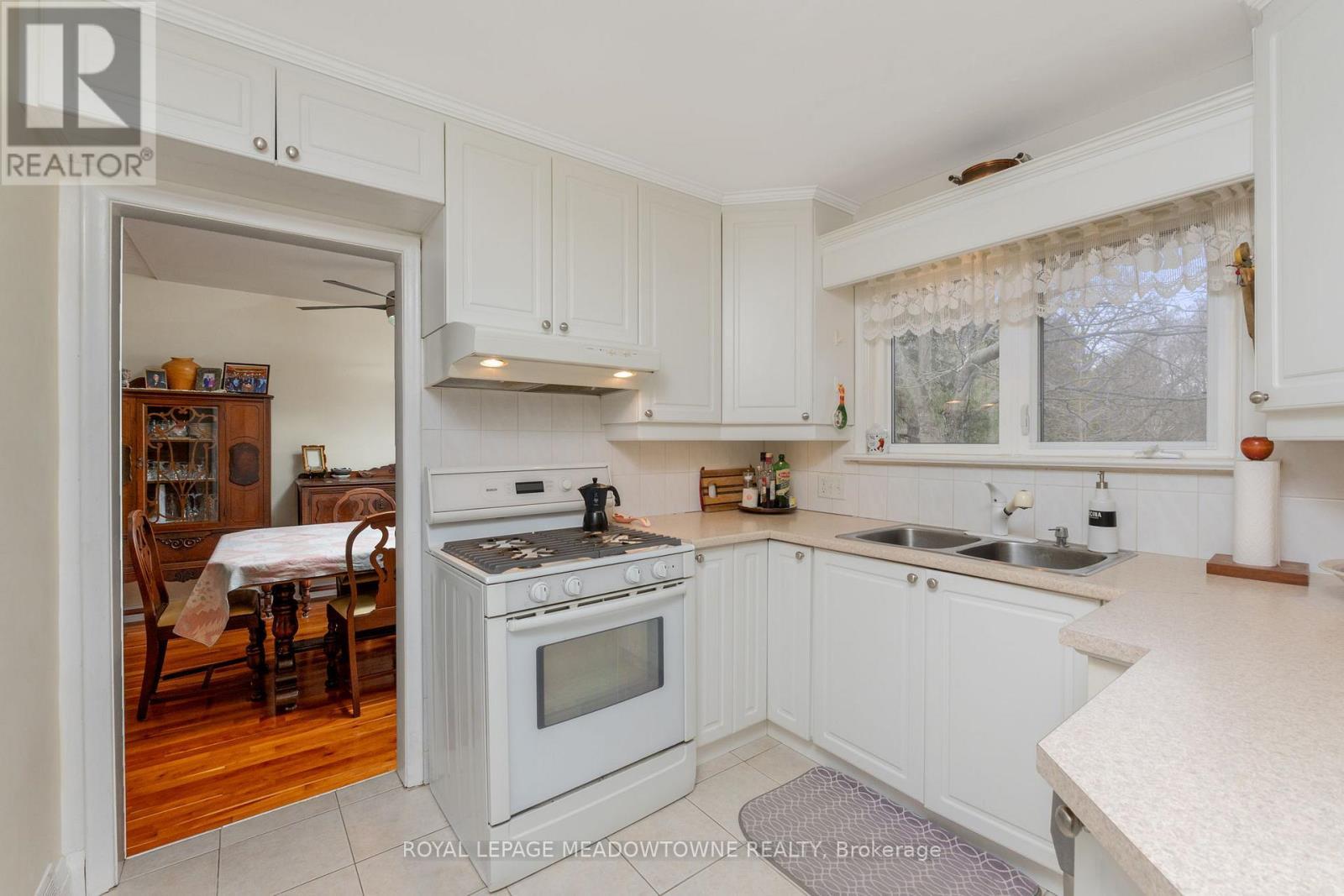 












208 MARTIN STREET

,
King,




Ontario
L7B1J5

