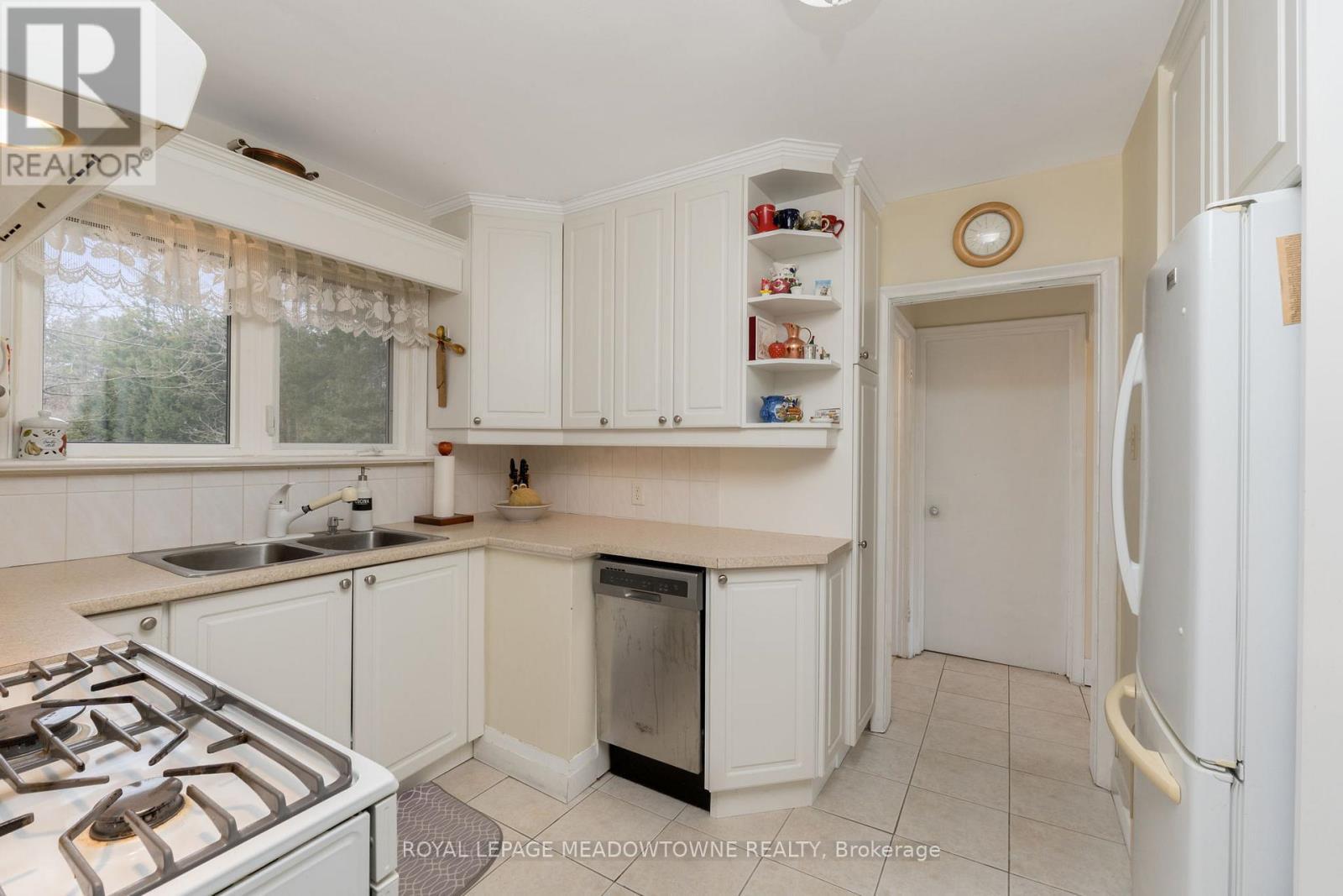 












208 MARTIN STREET

,
King,




Ontario
L7B1J5

