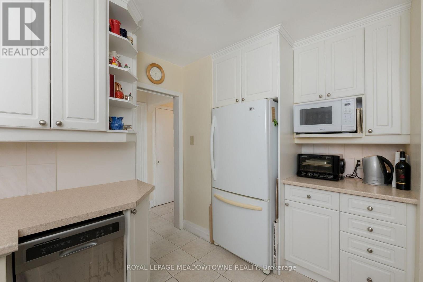 












208 MARTIN STREET

,
King,




Ontario
L7B1J5


