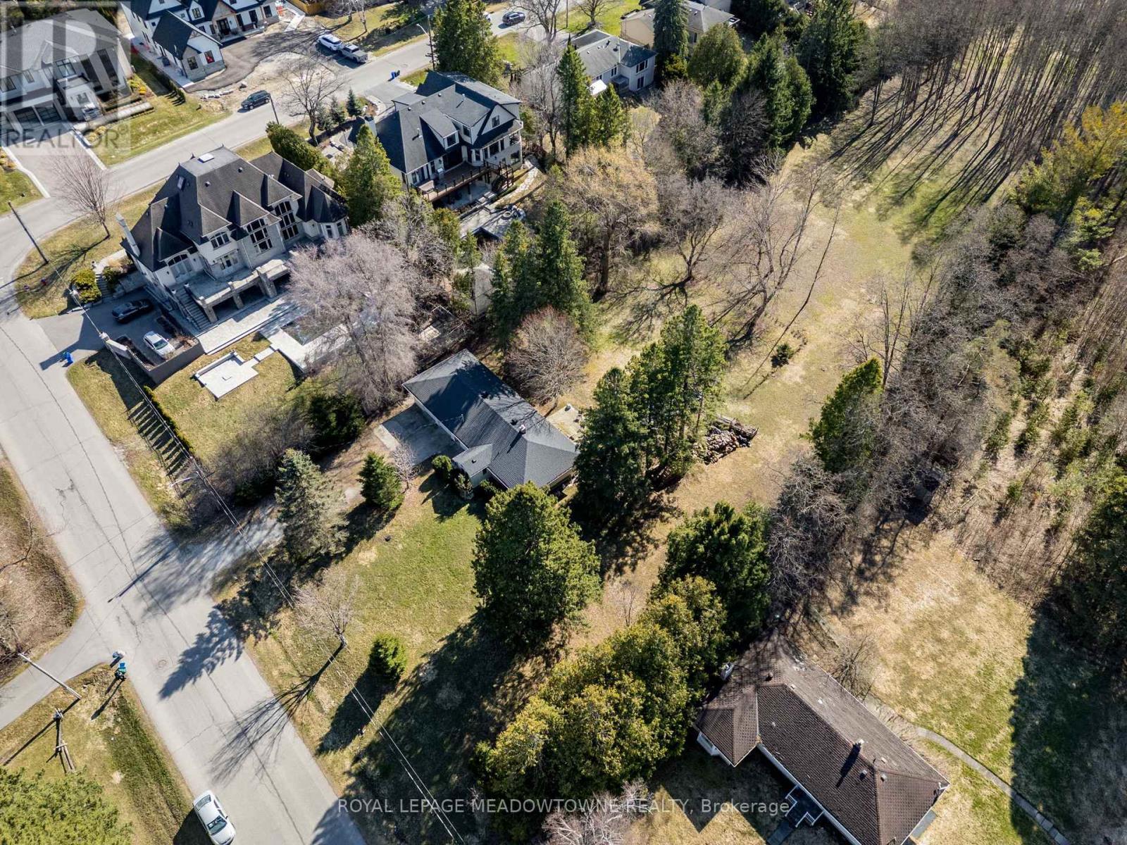 












208 MARTIN STREET

,
King,




Ontario
L7B1J5


