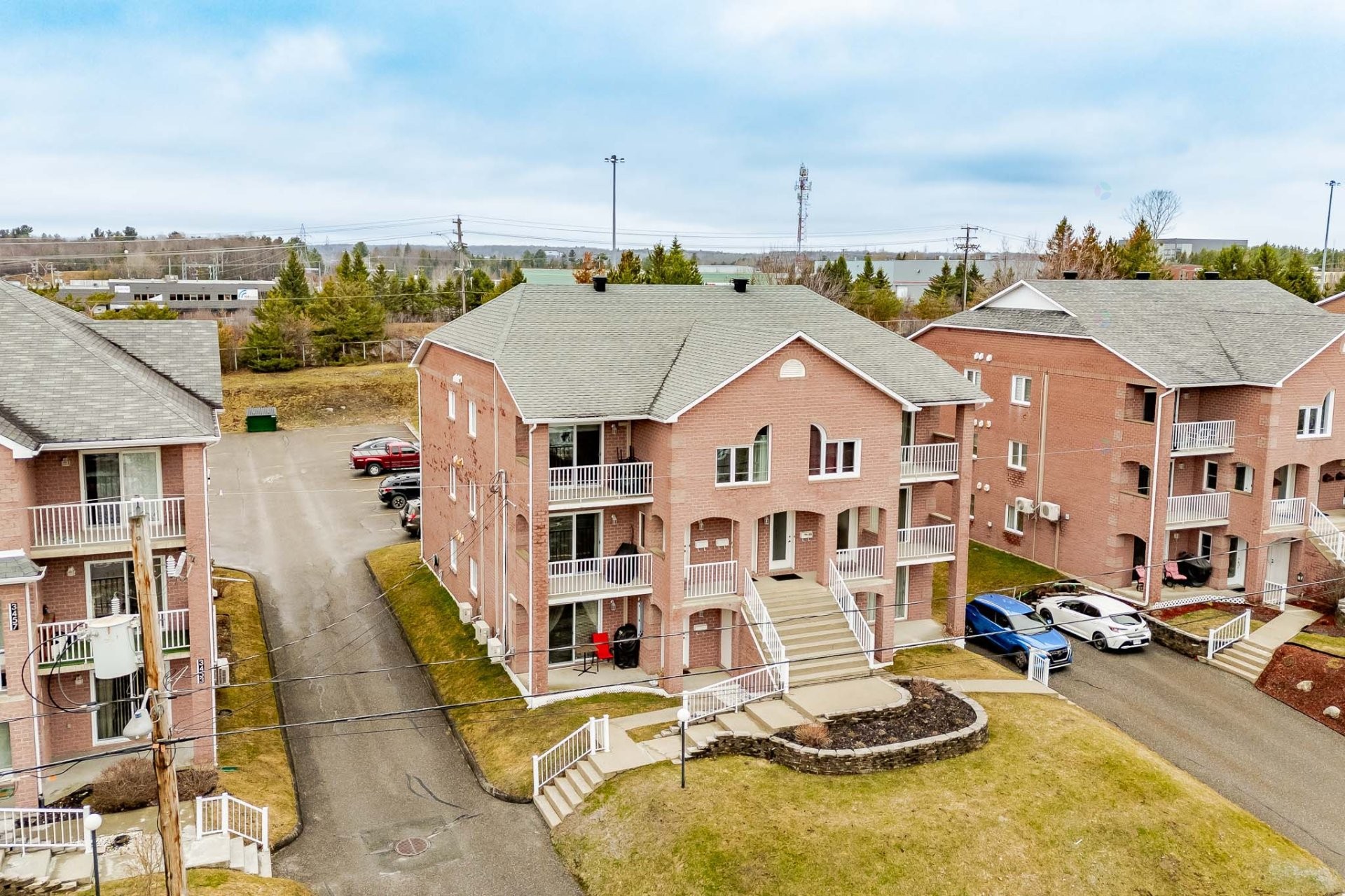 









3447


Rue des Chênes

,
Sherbrooke (Les Nations),




QC
J1L2E7

