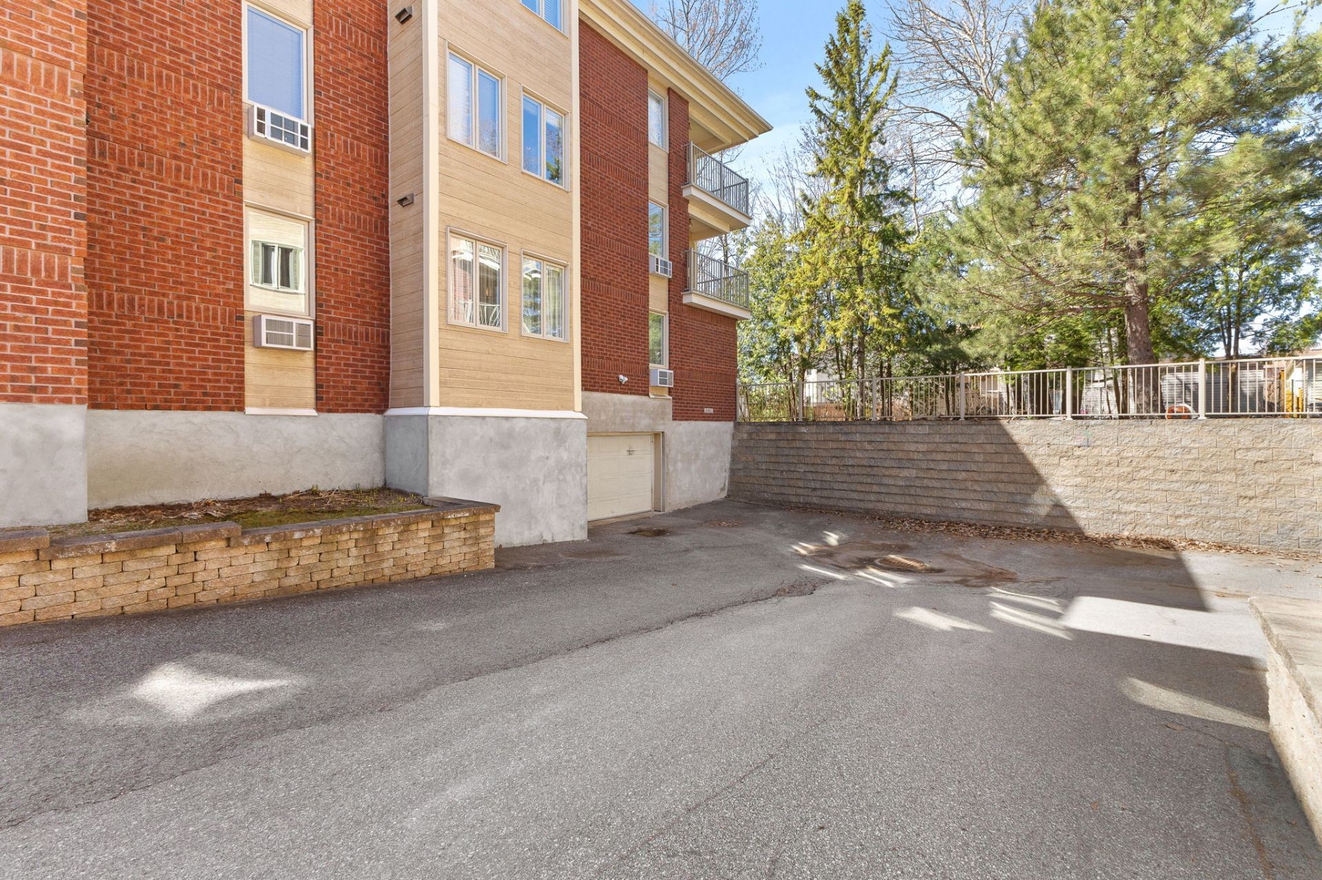 









14


Rue de l'Épervier

, 3,
Gatineau (Hull),




QC
J9A2A3

