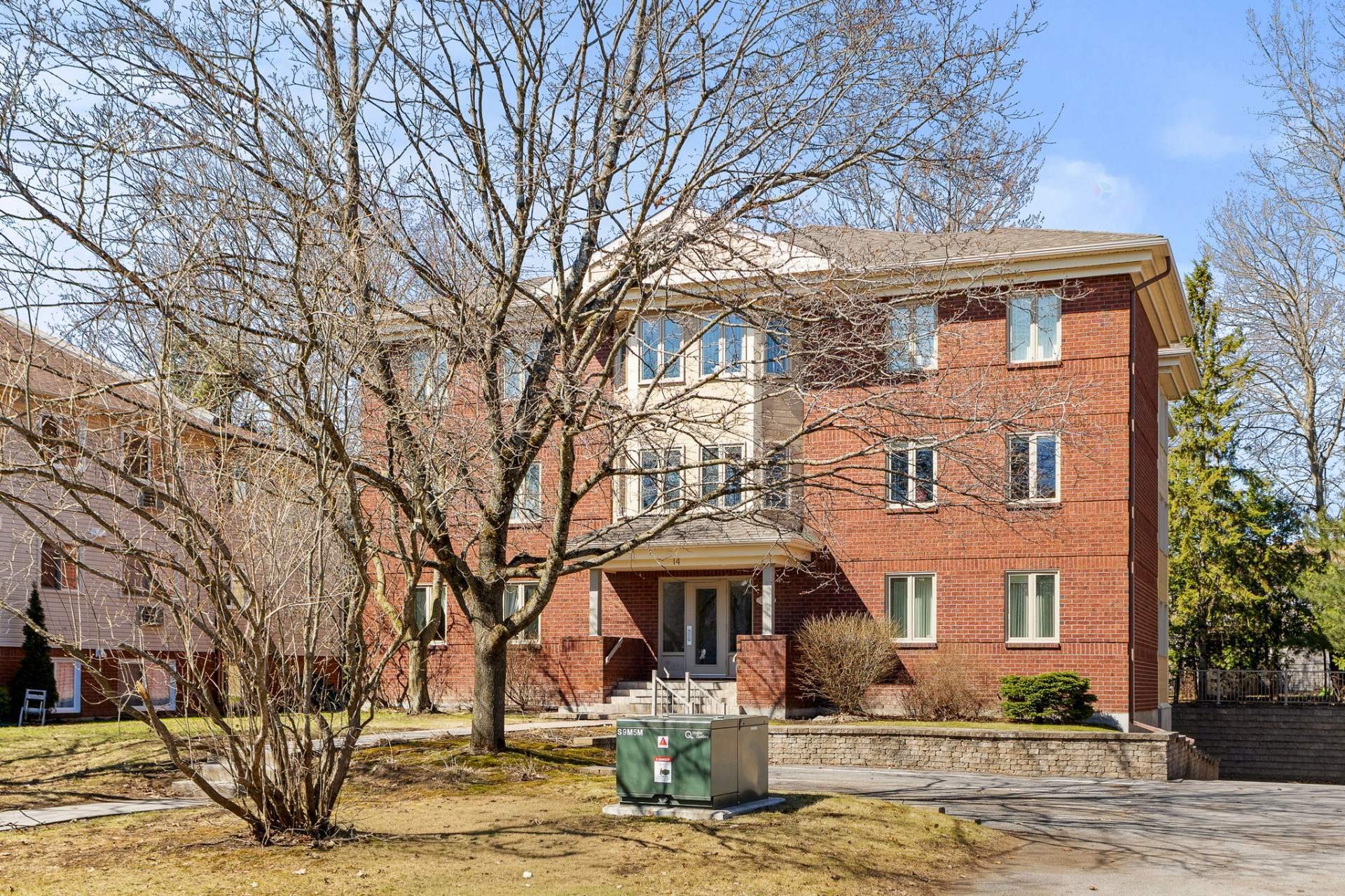 









14


Rue de l'Épervier

, 3,
Gatineau (Hull),




QC
J9A2A3

