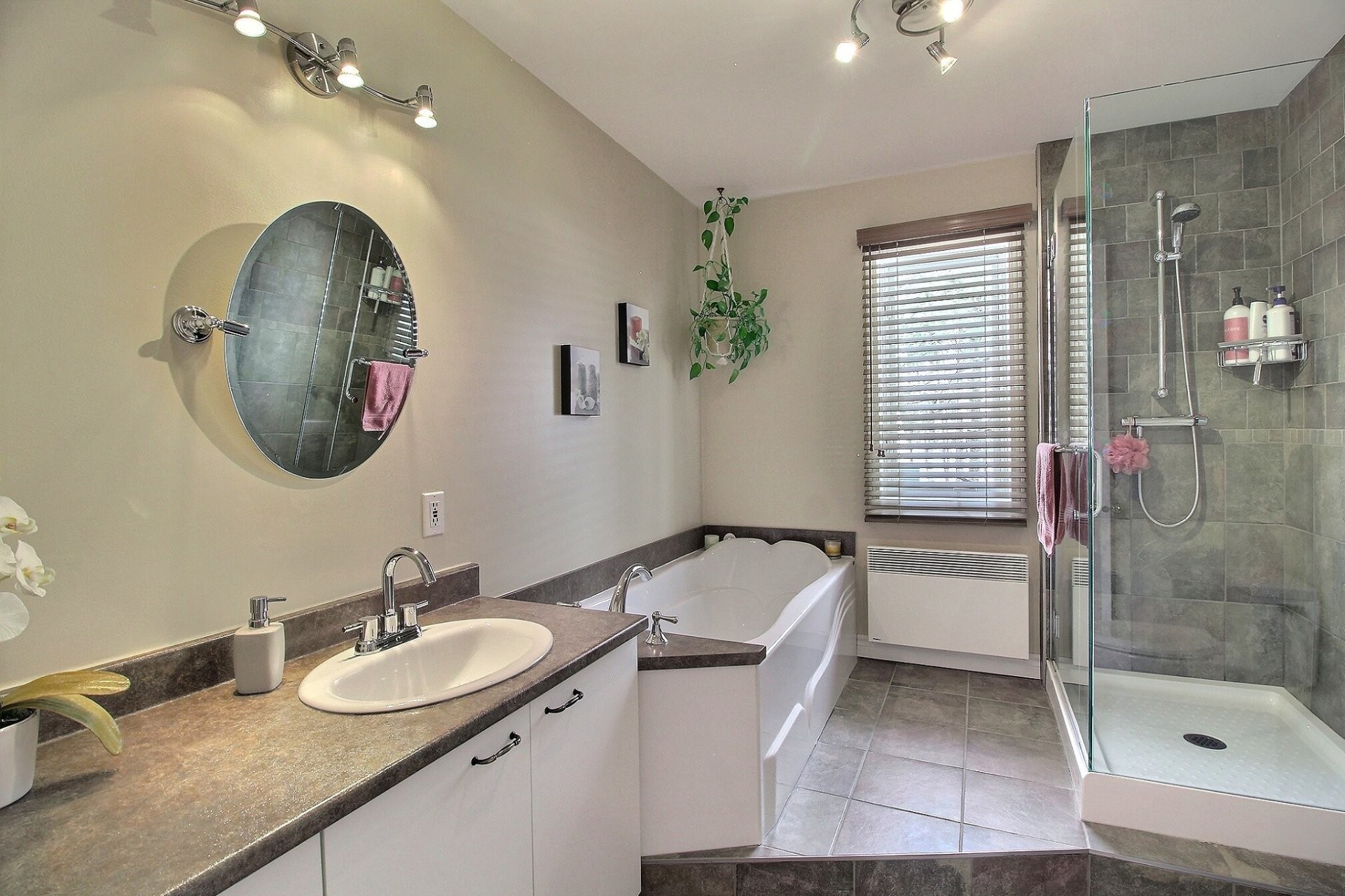 









43


Rue des Cèdres

,
Magog,




QC
J1X6E9

