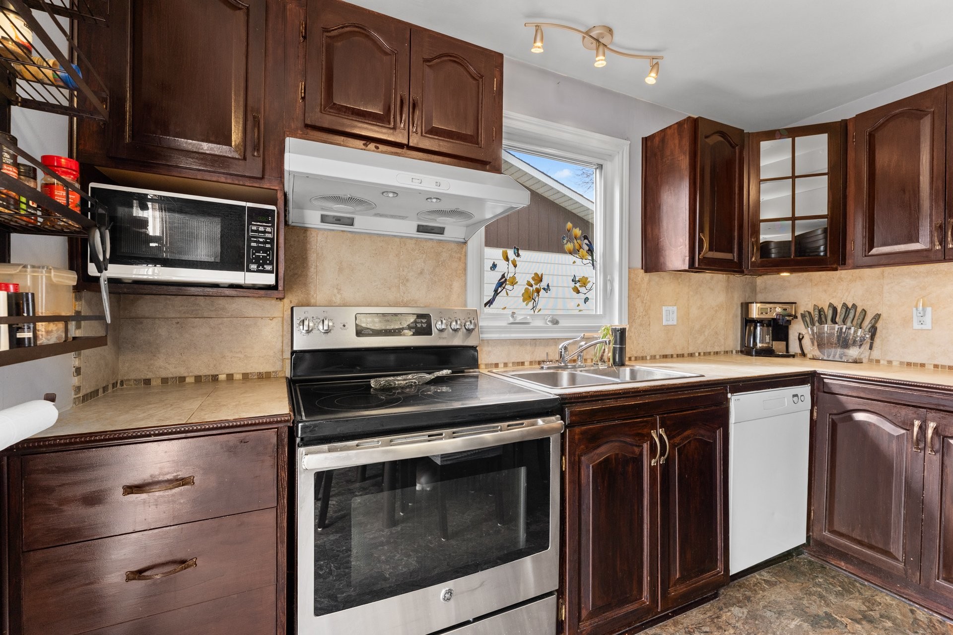 









698


Rue Frida

,
Laval (Fabreville),




QC
H7P3K1

