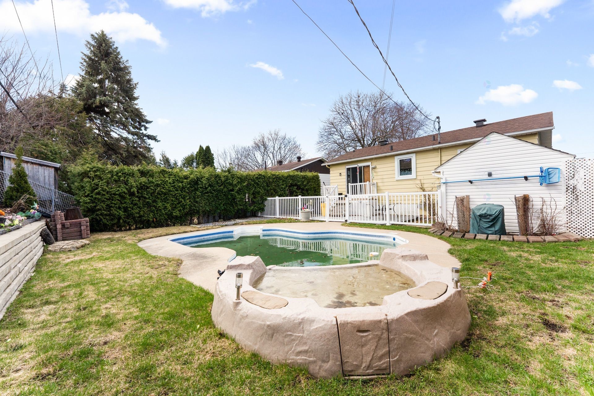 









698


Rue Frida

,
Laval (Fabreville),




QC
H7P3K1

