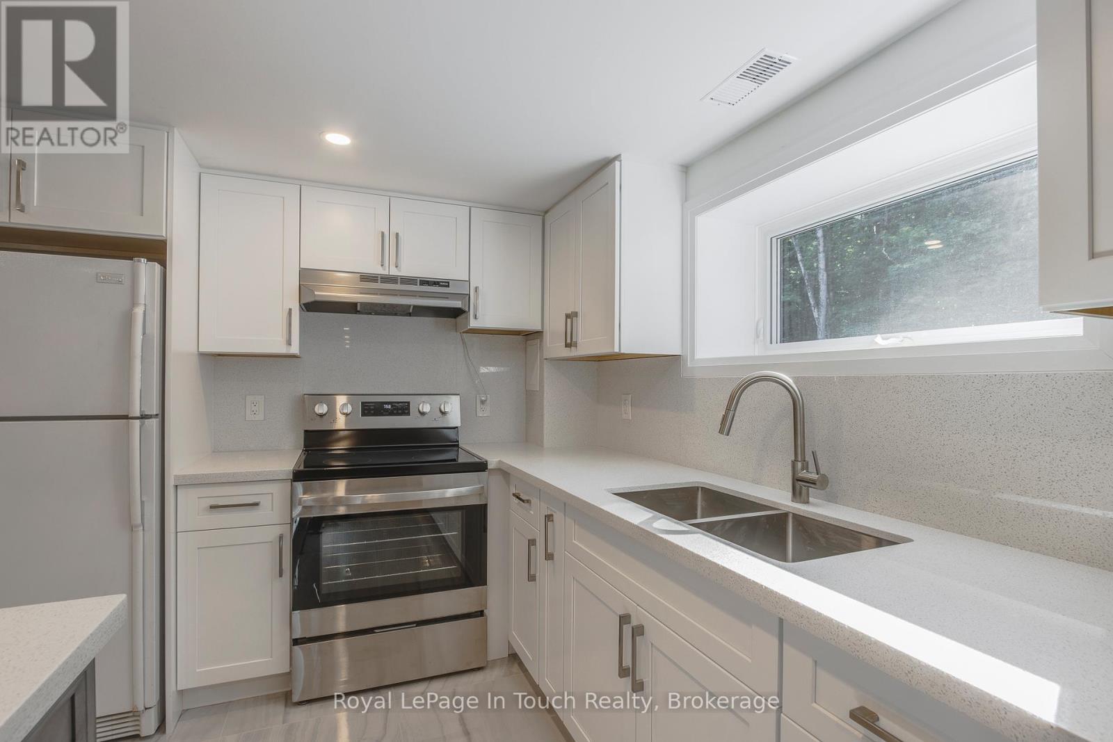 












9 BELCOURT CRESCENT

,
Tiny,




Ontario
L9M0M7

