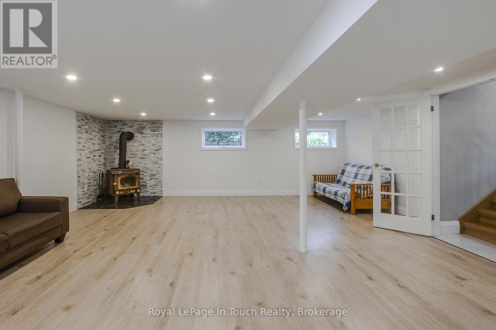 












9 BELCOURT CRESCENT

,
Tiny,




Ontario
L9M0M7

