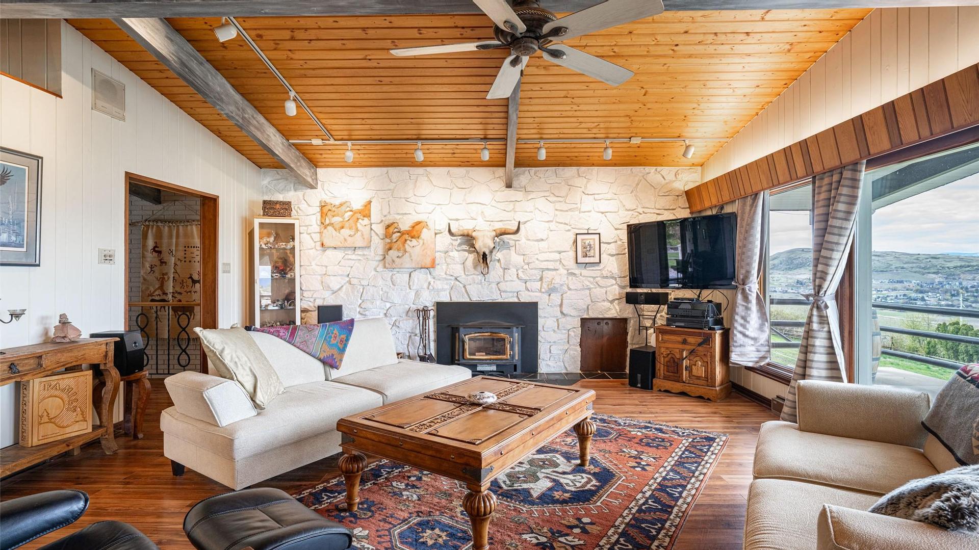 









701


Robin

Road,
Vernon,




BC
V1B 3B3

