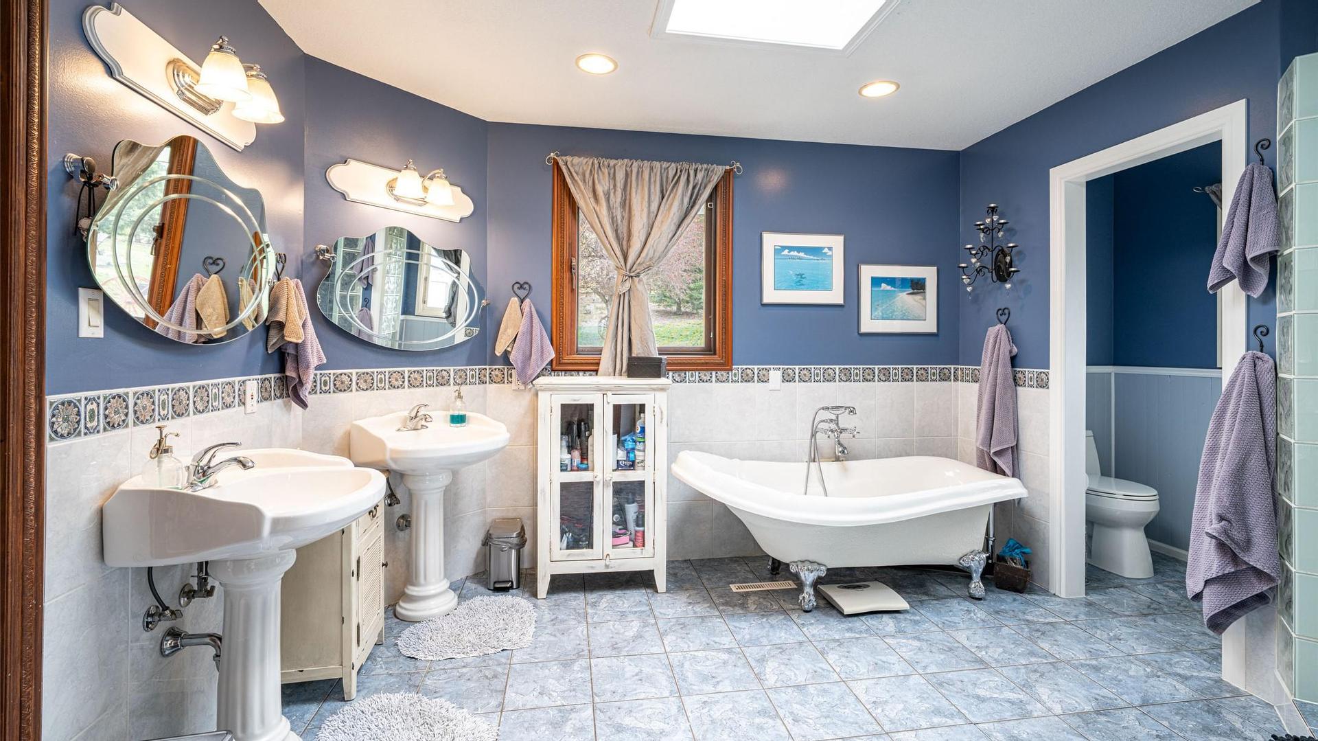 









701


Robin

Road,
Vernon,




BC
V1B 3B3

