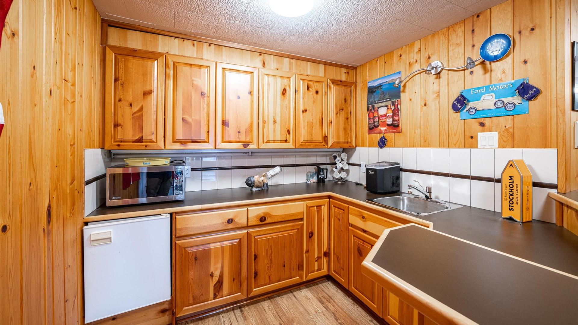 









701


Robin

Road,
Vernon,




BC
V1B 3B3

