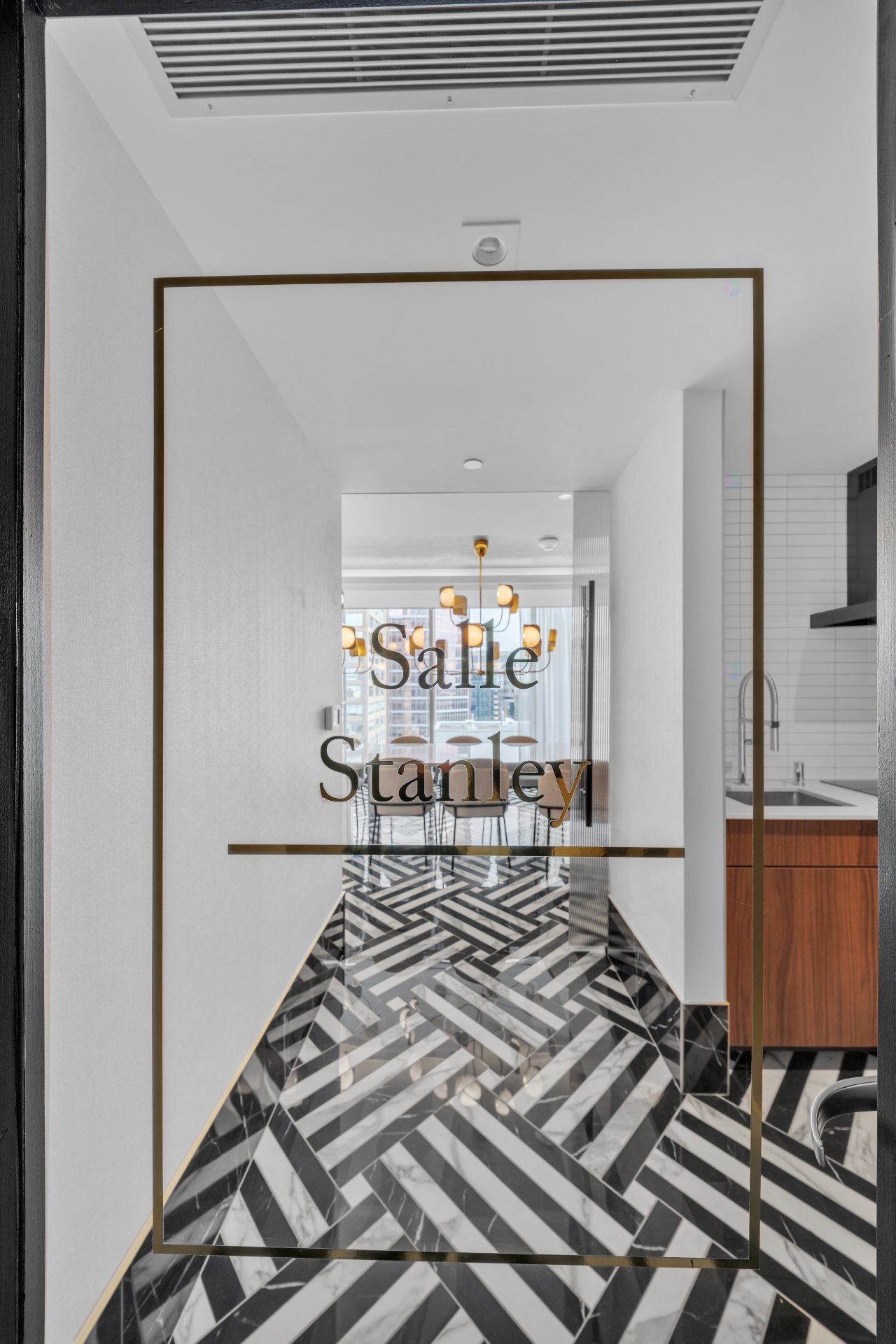 









2060


Rue Peel

, 1906,
Montréal (Ville-Marie),




QC
H3A0J1

